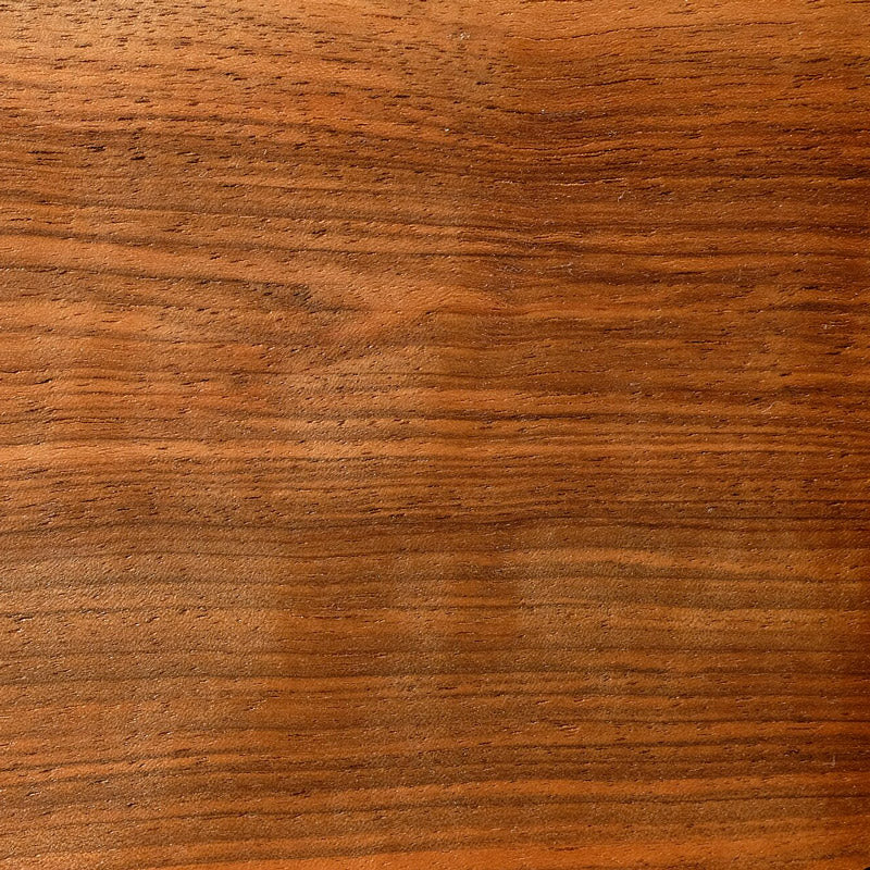 Detailaufnahme der Textur von Nussbaum Holz. Mit homogener, längslaufender Maserung und bräunlicher Färben.