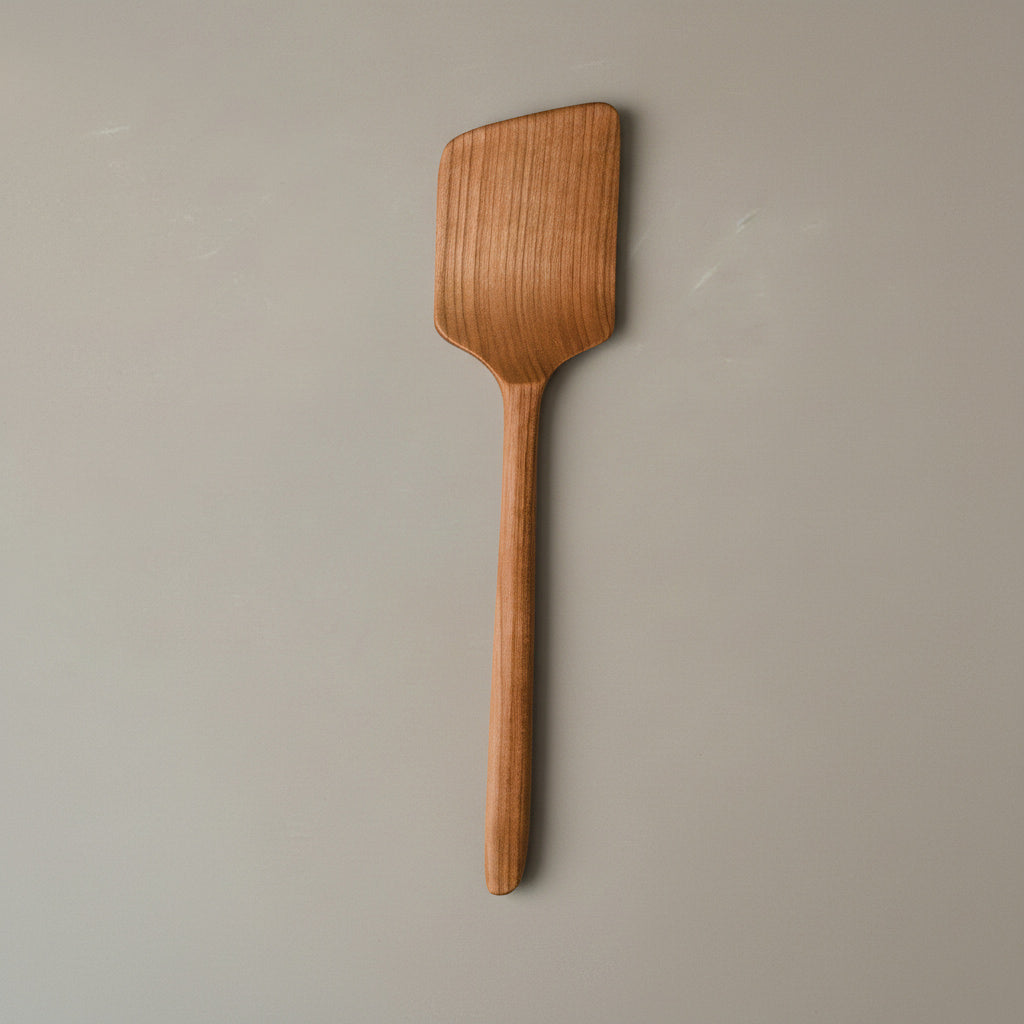 Pfannenwender aus Kirschholz, aus einem Stück Holz gefertigt mit pflegeleichtem Leinöl-Finish, diagonale Kante, pfannenschonend & reichweitenstark