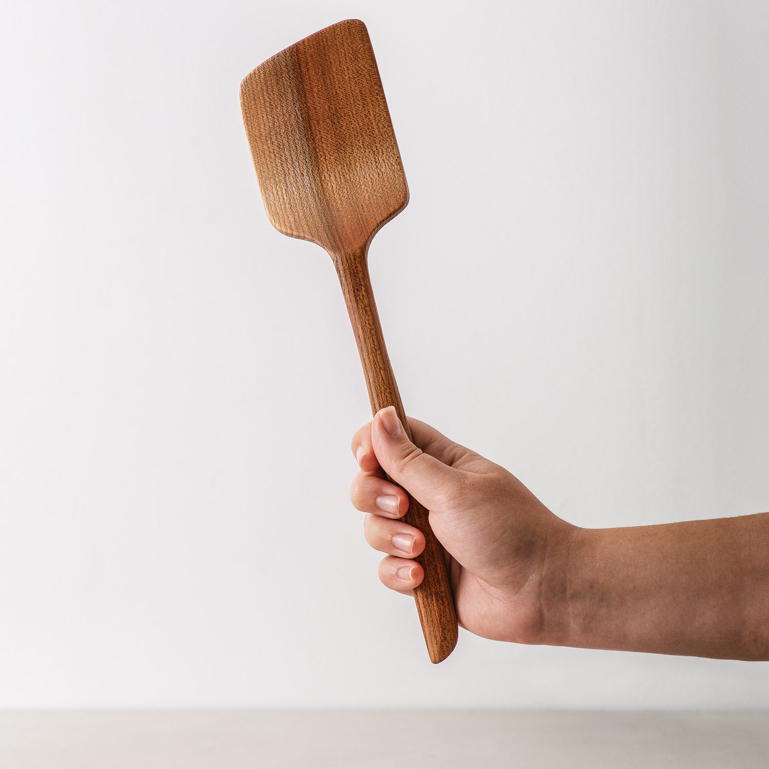 Pfannenwender Rüster/Ulme Diagonala, handgefertigt mit langlebigem Leinöl-Finish, diagonale Kante, schonend zu beschichteten Pfannen