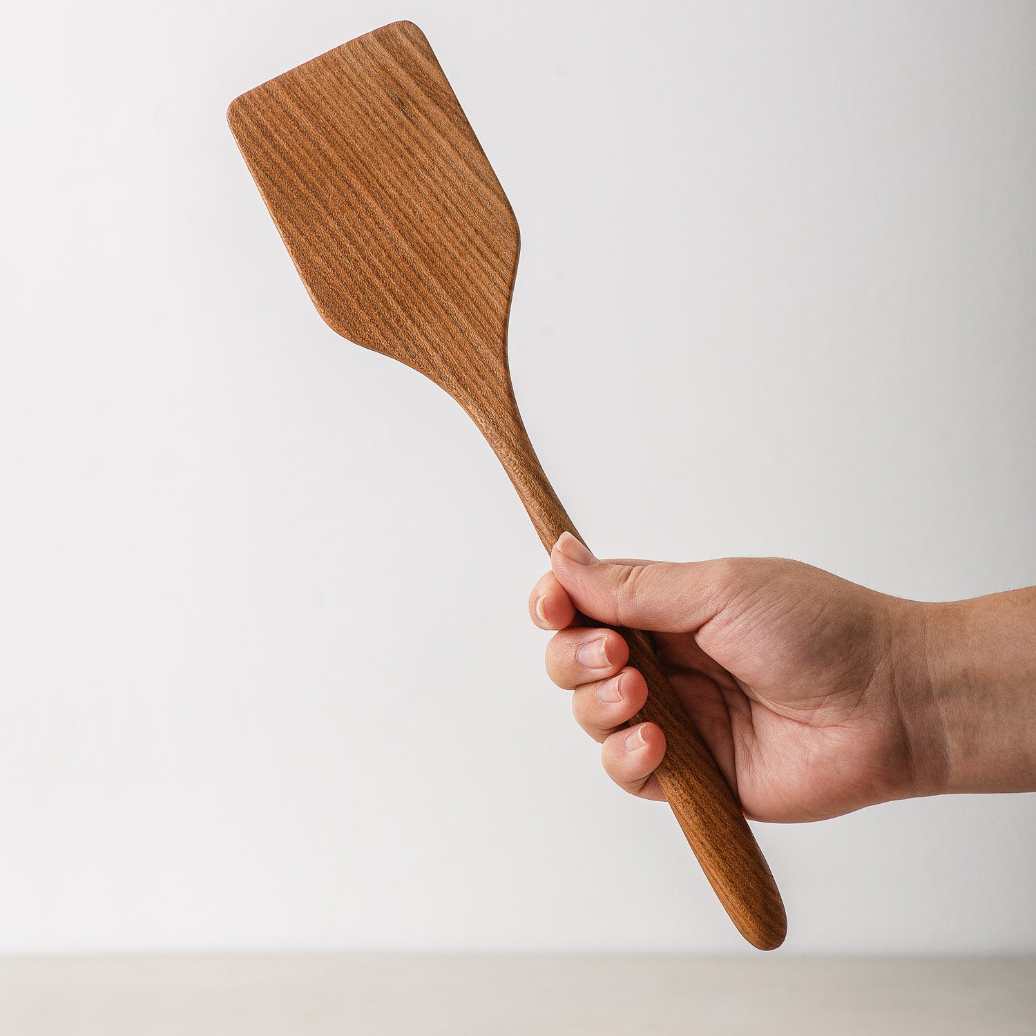 Pfannenwender Rüster/Ulme, handgefertigt aus einem Stück, lebensmittelechtes Leinölfinish, symmetrische Schaufel, vielseitiger Allround-Wender