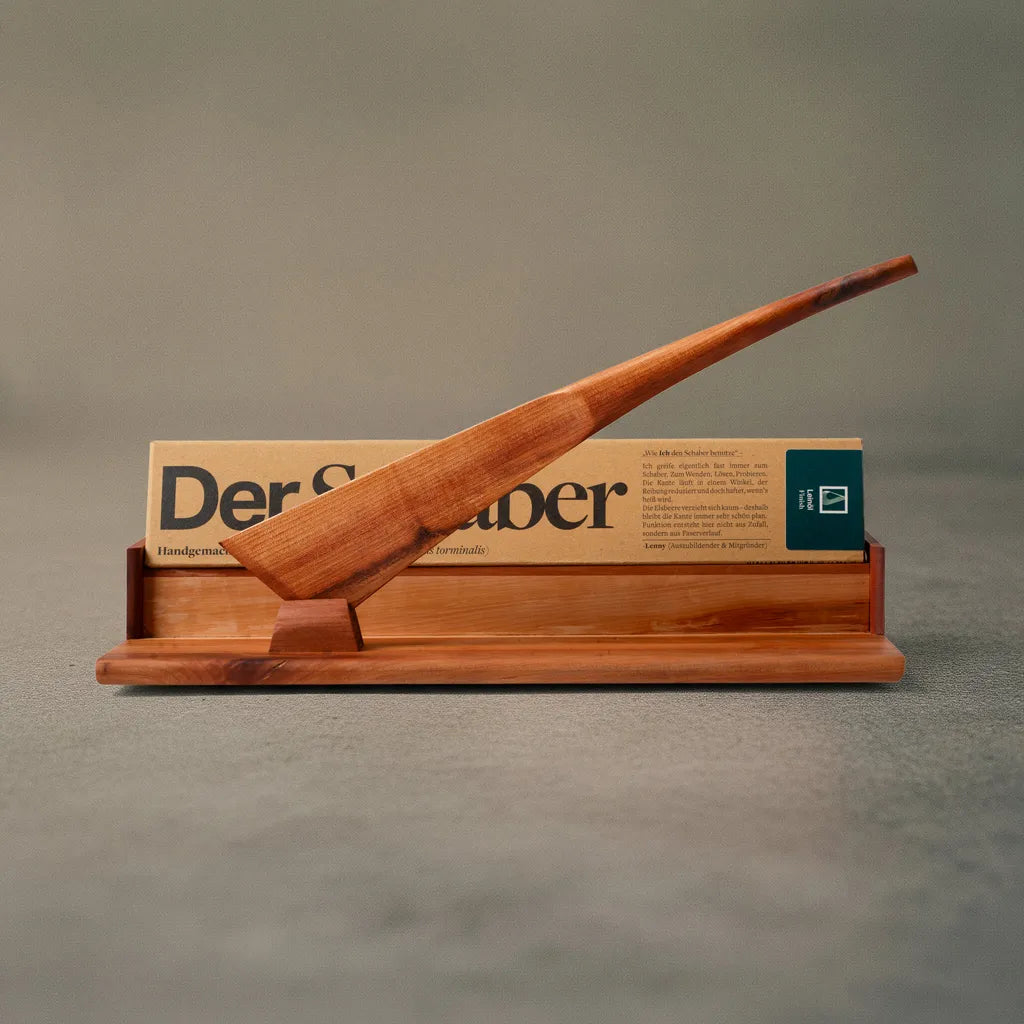 PFannenwender aus Holz Elsbeere von der Tischlerei Mimikry aus Leipzig vor seinem Produktdisplay für manufactum