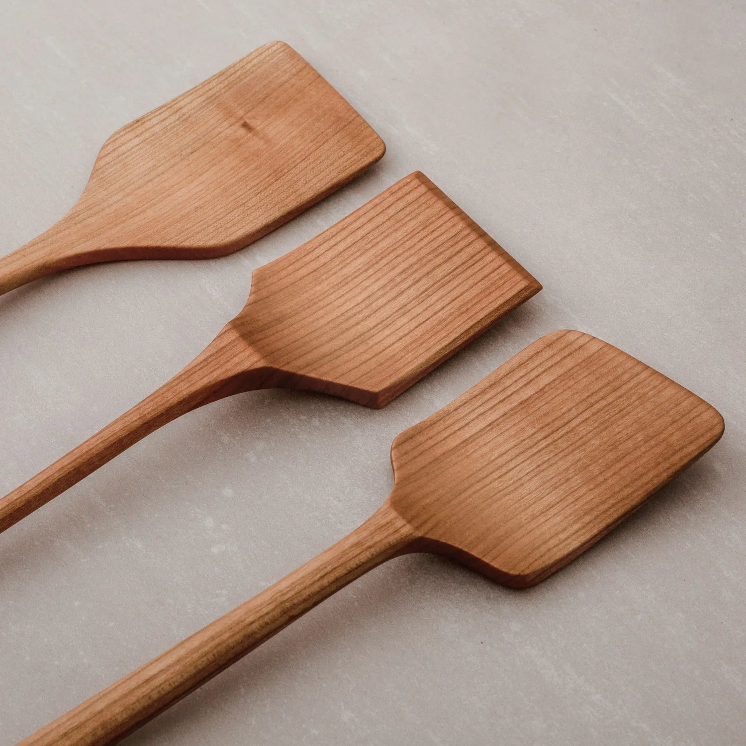 Holz Pfannenwender-Set Teamo de Tri Kirsche, 3-teilig – Sovelilo, Svinganto, Diagonala, handgefertigt mit pflegeleichtem Leinölfinish, perfekt für alle Kochzwecke