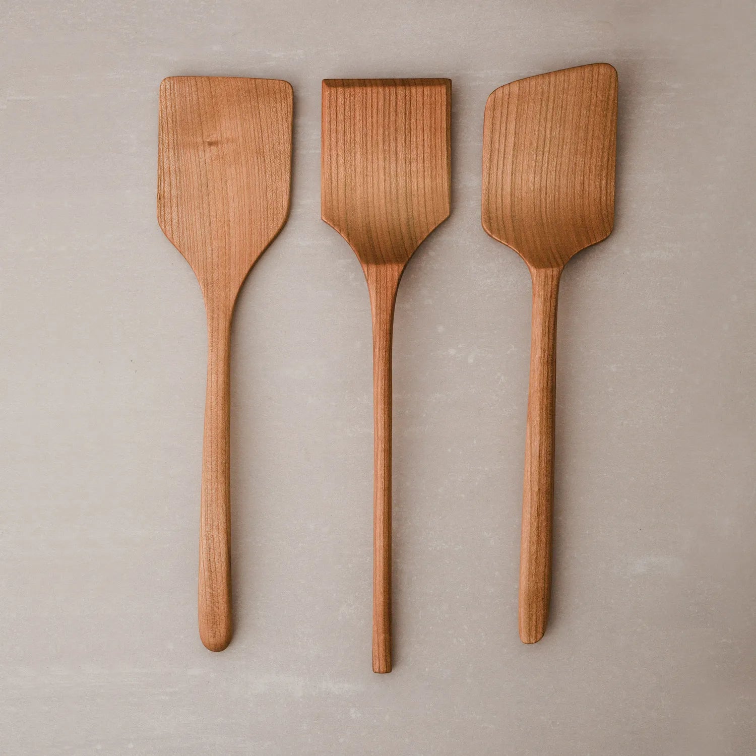 Holz Pfannenwender-Set Teamo de Tri Kirsche, 3-teilig – Sovelilo, Svinganto, Diagonala, handgefertigt mit pflegeleichtem Leinölfinish, perfekt für alle Kochzwecke