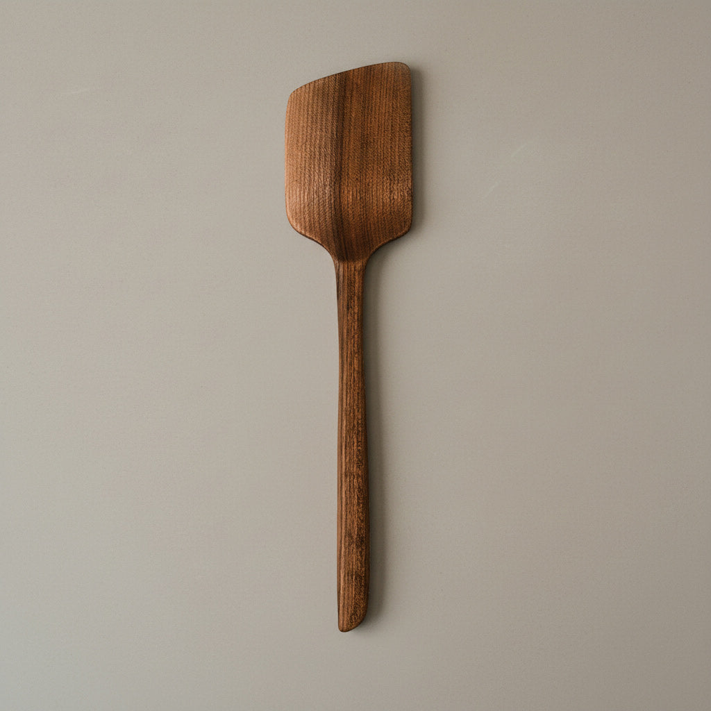 Pfannenwender Rüster/Ulme Diagonala, handgefertigt mit langlebigem Leinöl-Finish, diagonale Kante, schonend zu beschichteten Pfannen