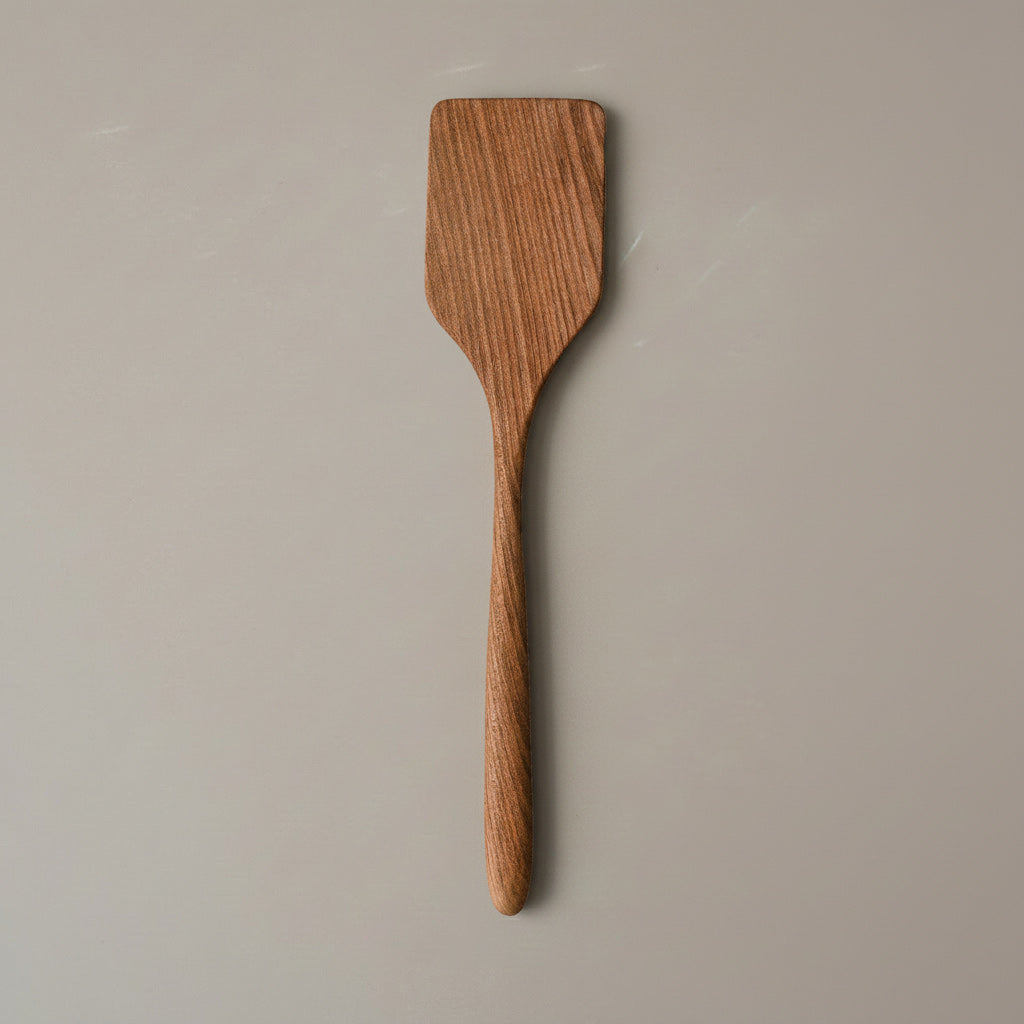 Pfannenwender Rüster/Ulme, handgefertigt aus einem Stück, lebensmittelechtes Leinölfinish, symmetrische Schaufel, vielseitiger Allround-Wender