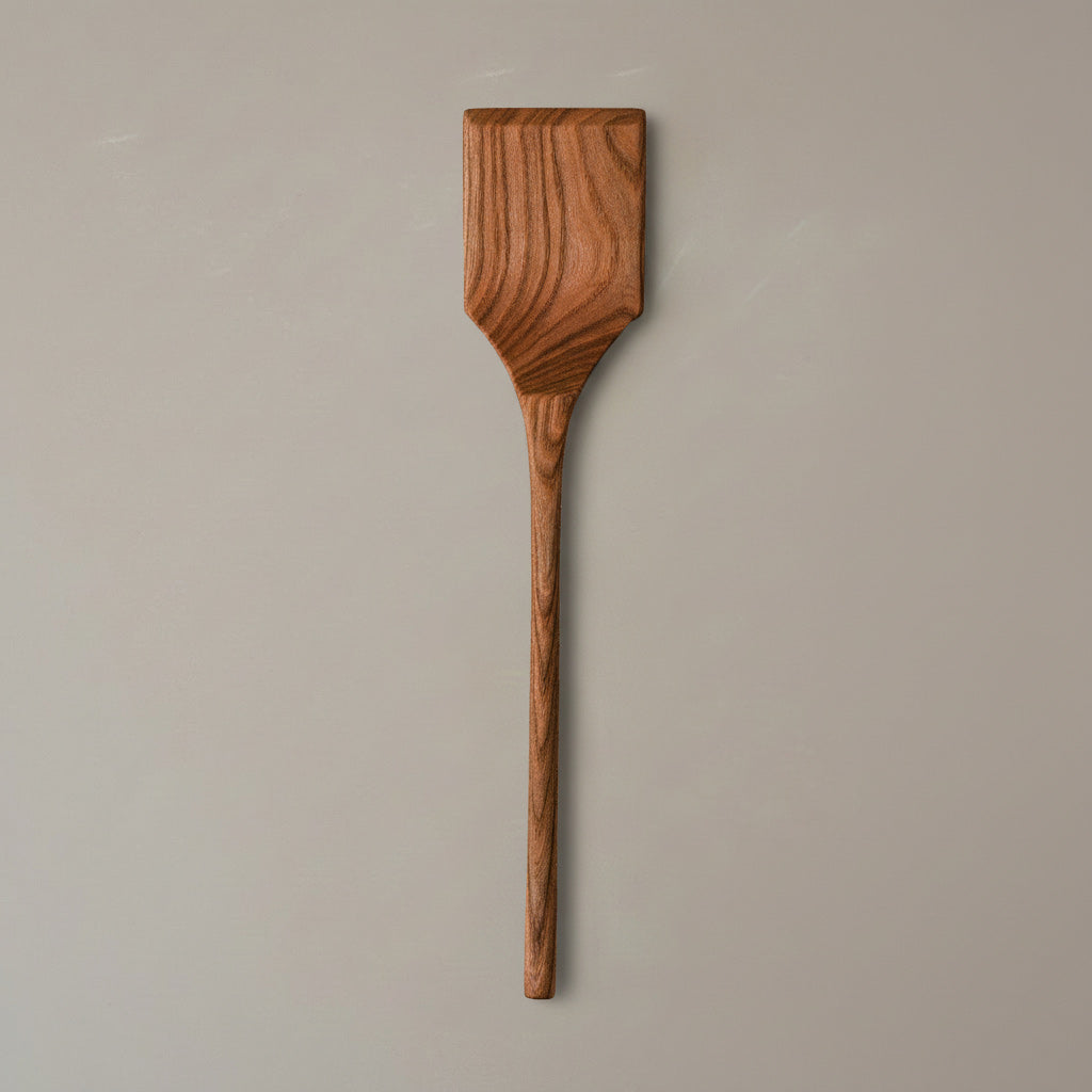 Pfannenwender Rüster/Ulme Sovelilo, von Hand gefertigt mit lebensmittelechtem Leinölfinish und einer symmetrischen Schaufel, pfannenschonend und antibakteriell