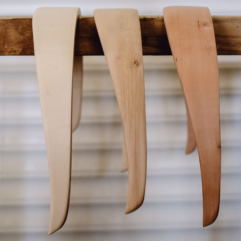 Holz Armlehnenstuhl Norderney aus massivem Erlenholz, mit gebogener Rückenlehne und ausgeformter Sitzfläche. Handgefertigt mit klassischen Holz-Verbindungen