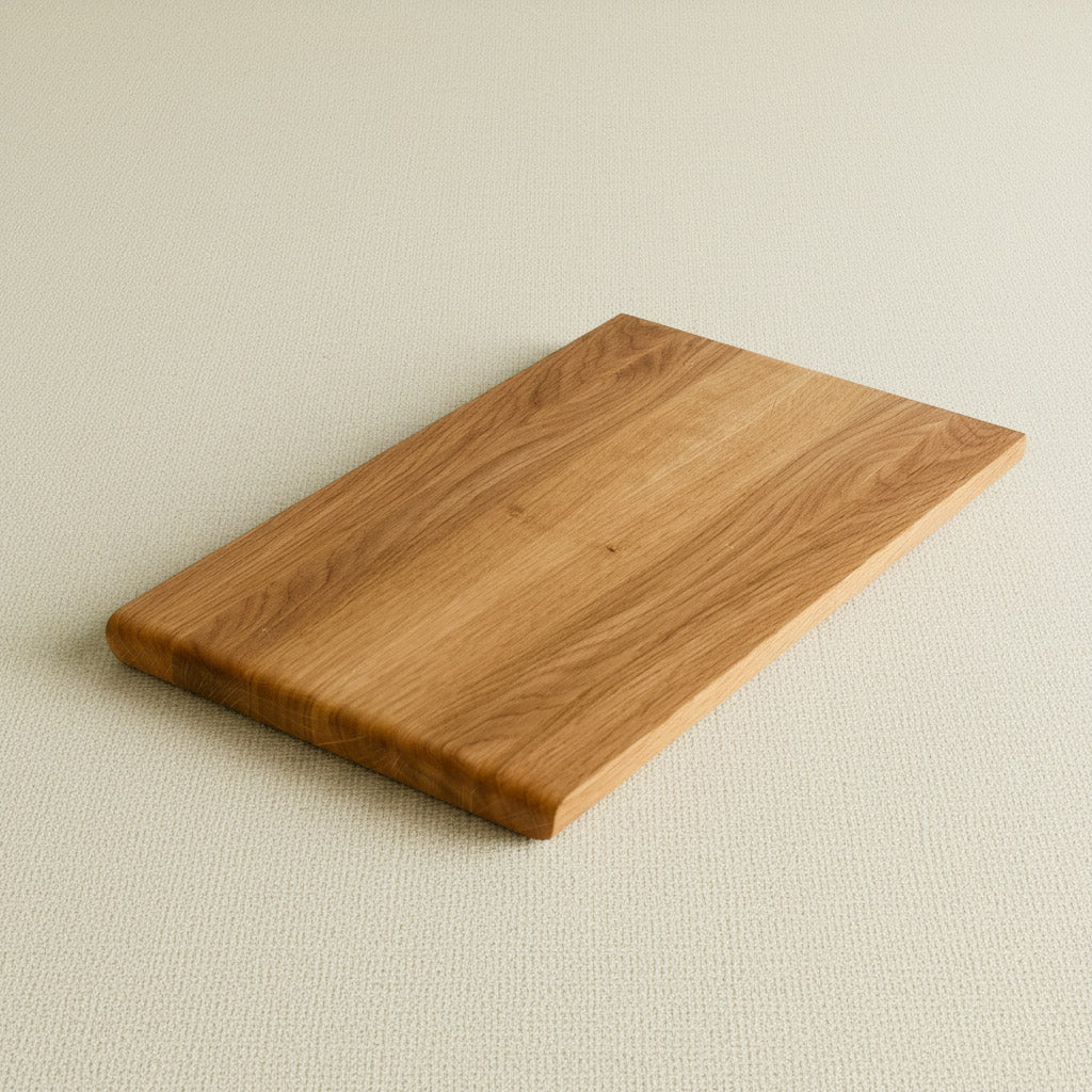 Großes Massivholz Schneidebrett aus Eiche Tabula auf hellem Hintergrund 02