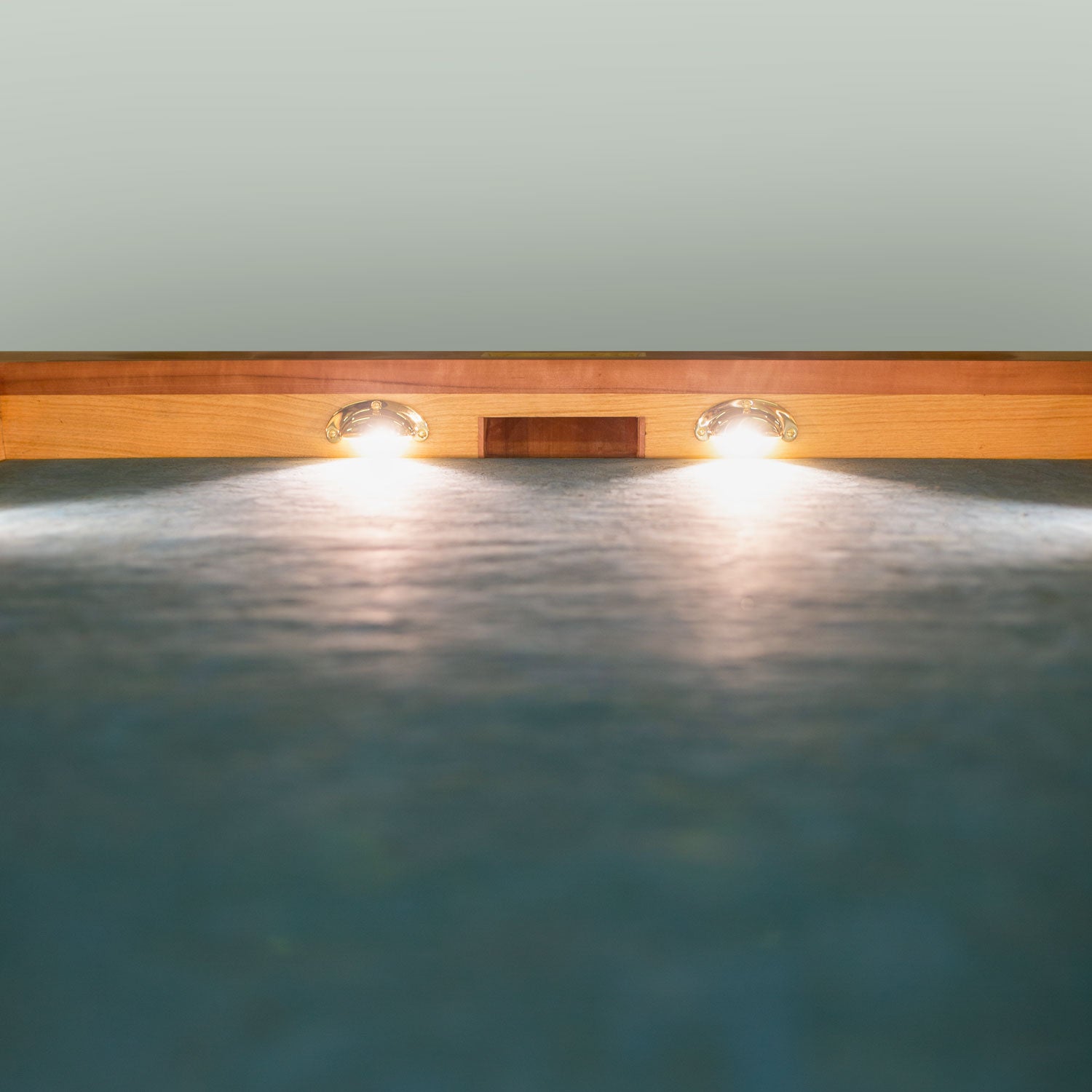 Nahaufnahme eines beleuchteten Spielfeldes mit zwei eingebauten Lampen an den Spieletisch Corbin, entworfen und umgesetzt von mimikry, dem designbüro in Leipzig