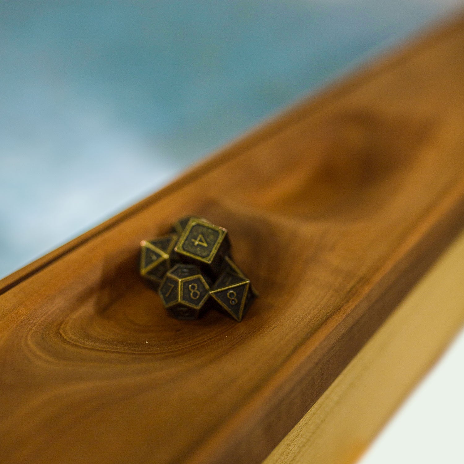 Detailaufnahme der handgefertigten Mulden für Spielsteine und Würfel. Die Mulden befinden sich auf dem Rand des Spieletisches.