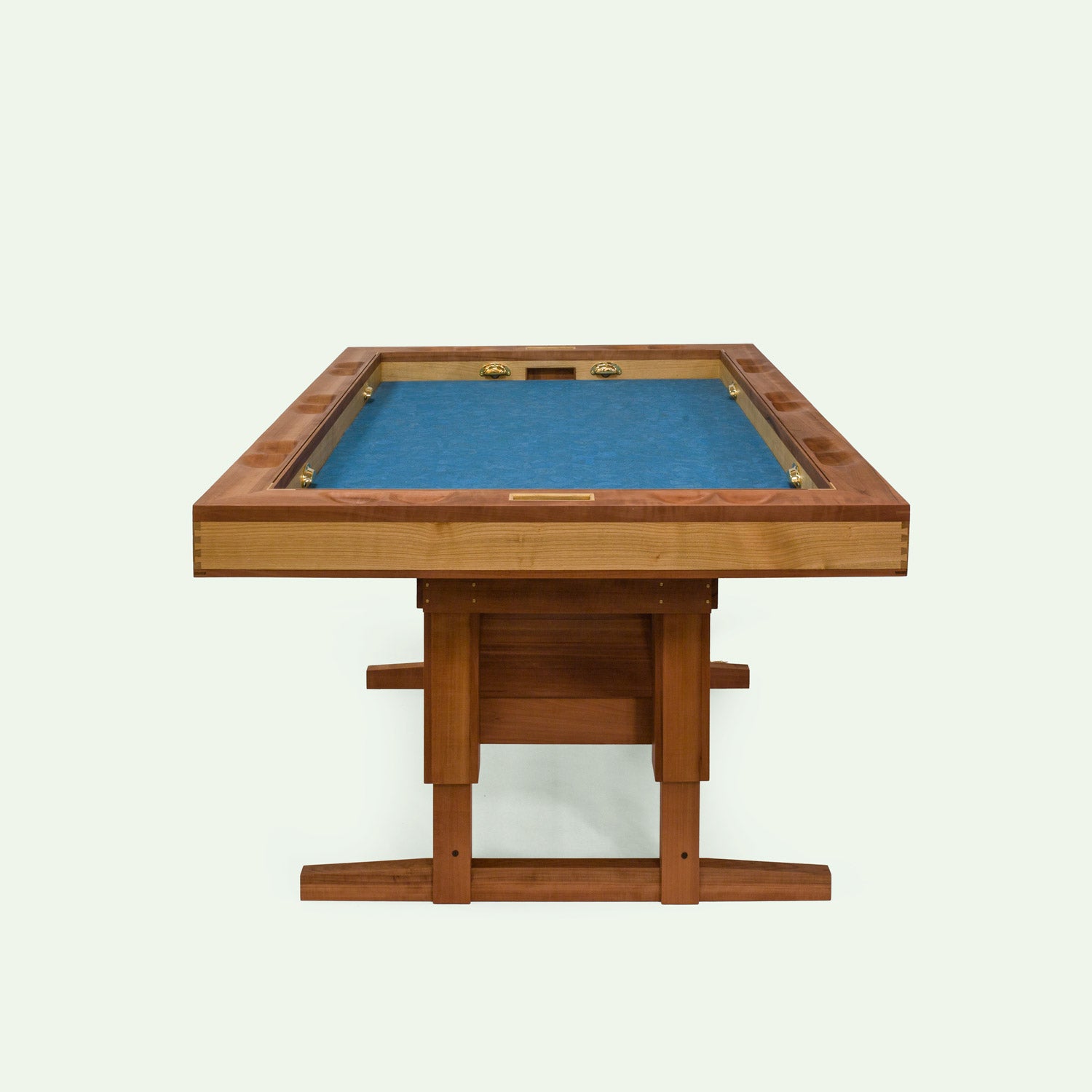 Sicht auf das Kopfende des Spieletisches Corbin, einem elektrisch höhenverstellbaren Spieletisch von mimikry. gefertigt aus Elsbeeren Holz und Kirschholz.