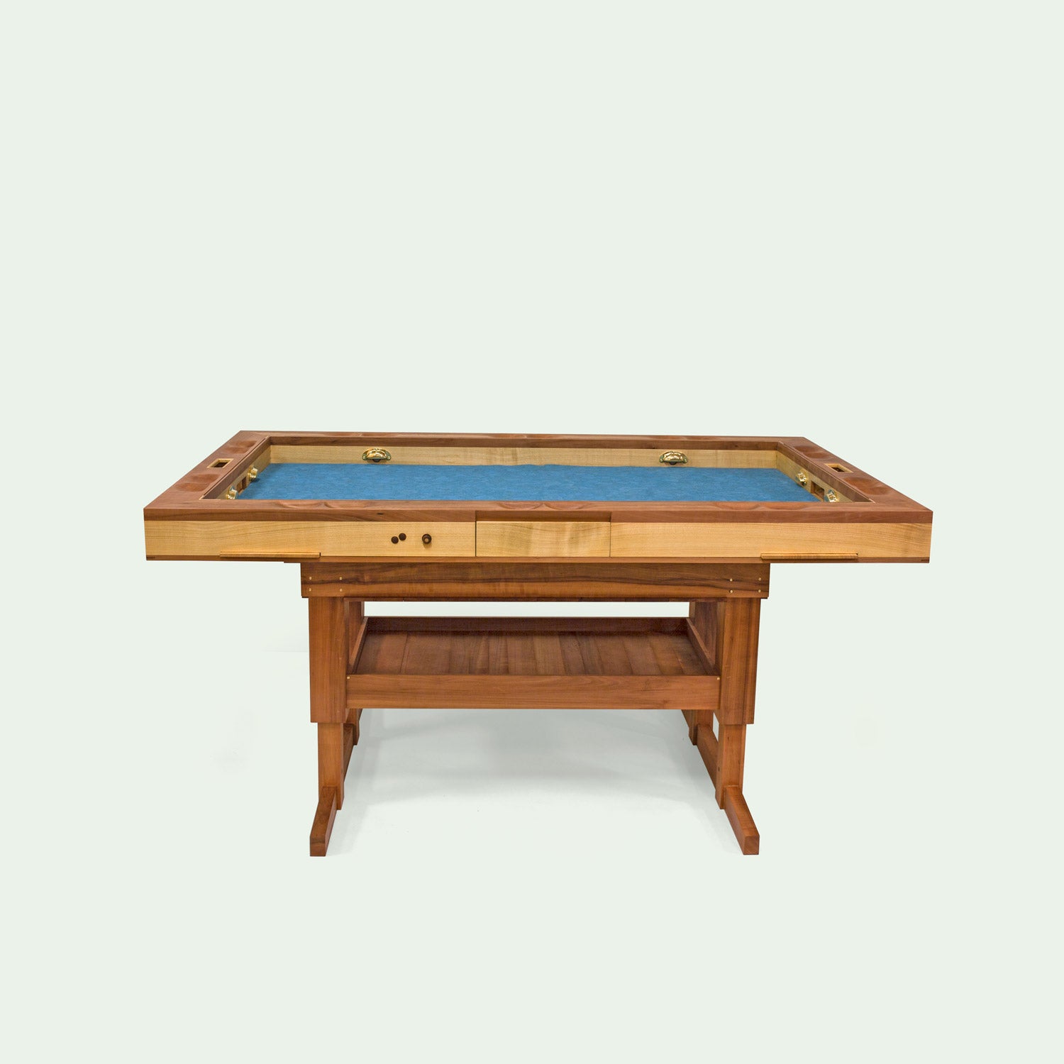 Sicht auf die Längsseite des Spieletisches Corbin, einem elektrisch höhenverstellbaren Spieletisch von mimikry. gefertigt aus Elsbeeren Holz und Kirschholz.