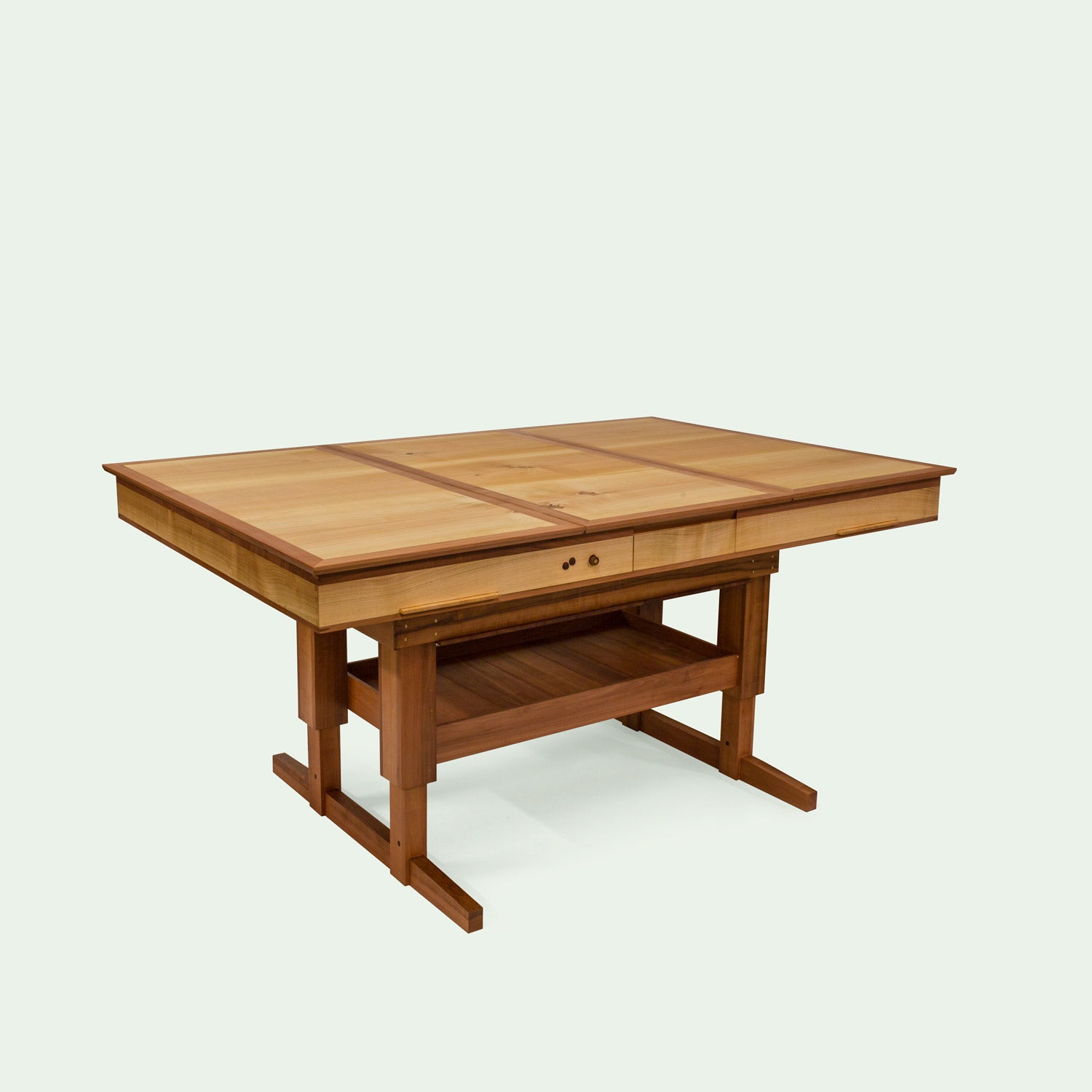 Diagonale Sicht auf den Spieletisches Corbin, einem elektrisch höhenverstellbaren Spieletisch von mimikry. gefertigt aus Elsbeeren Holz und Kirschholz. Inklusive Topper um den Spieletisch zu einem normalen Tisch umzufunktionieren.