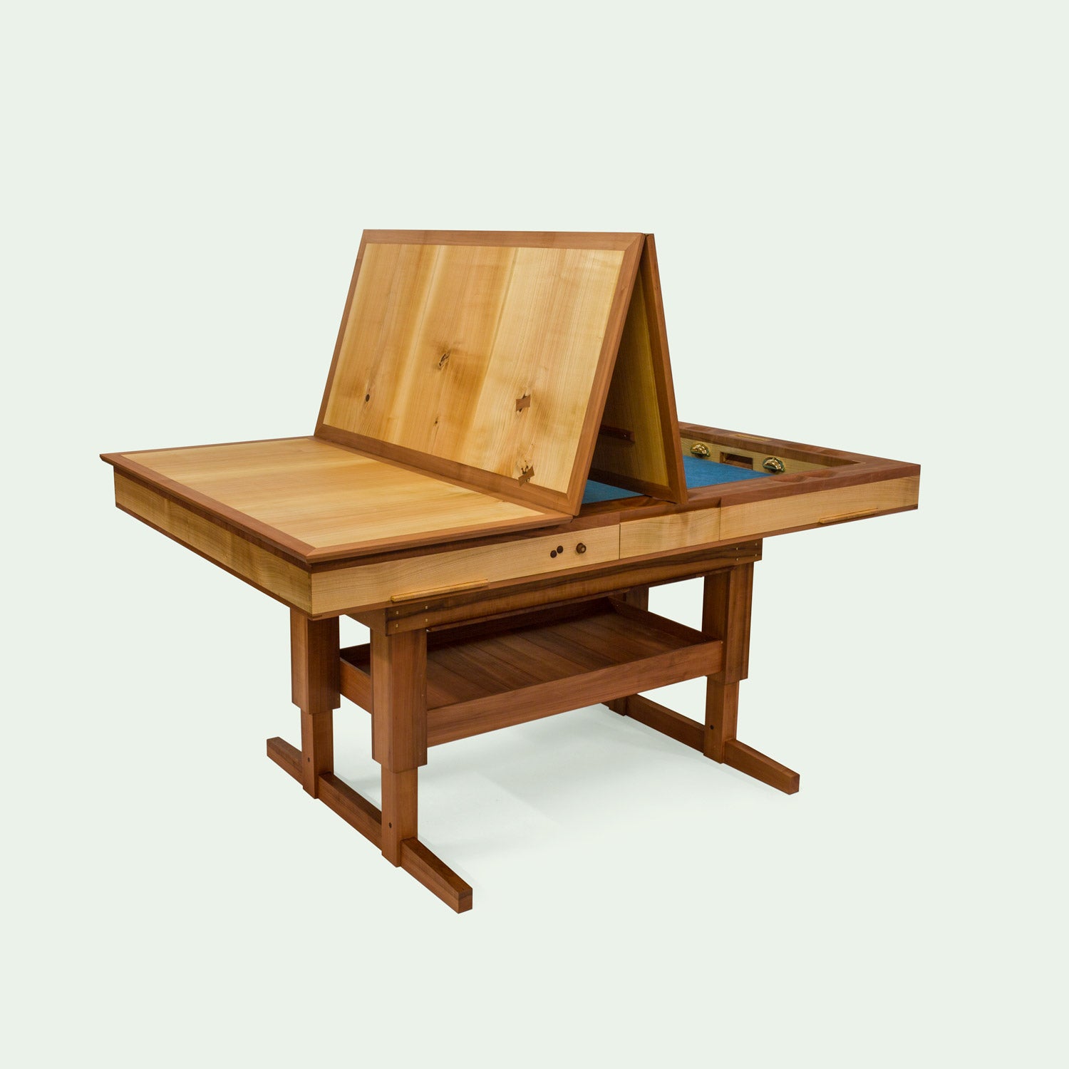 Diagonale Sicht auf den Spieletisches Corbin, einem elektrisch höhenverstellbaren Spieletisch von mimikry. gefertigt aus Elsbeeren Holz und Kirschholz. Inklusive Topper um den Spieletisch zu einem normalen Tisch umzufunktionieren.