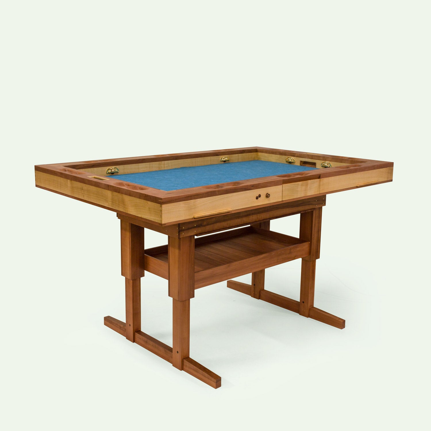Diagonale Sicht auf den Spieletische Corbin, einem elektrisch höhenverstellbaren Spieletisch von mimikry. gefertigt aus Elsbeeren Holz und Kirschholz. Er ist maximal hochgefahren.