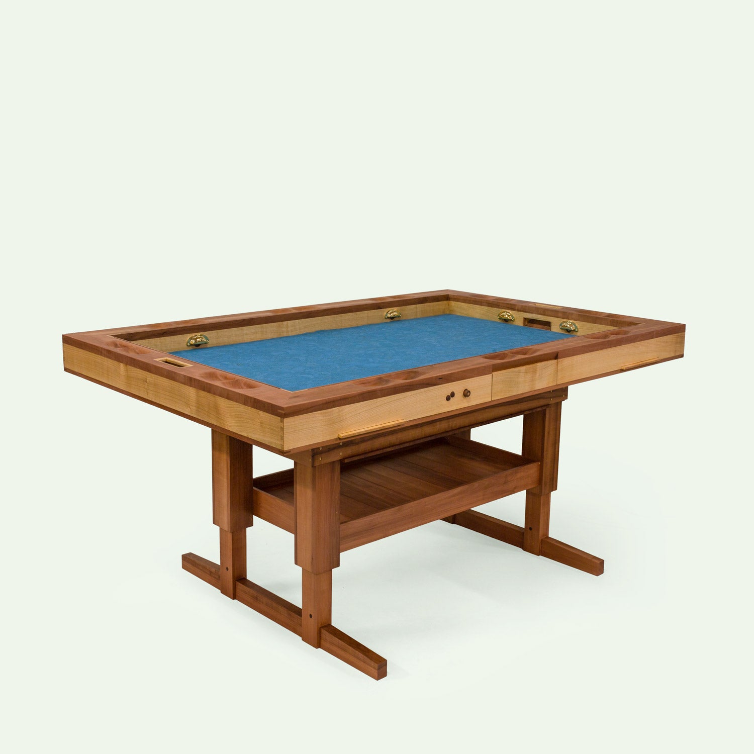 Diagonale Sicht auf den Spieletisches Corbin, einem elektrisch höhenverstellbaren Spieletisch von mimikry. gefertigt aus Elsbeeren Holz und Kirschholz.