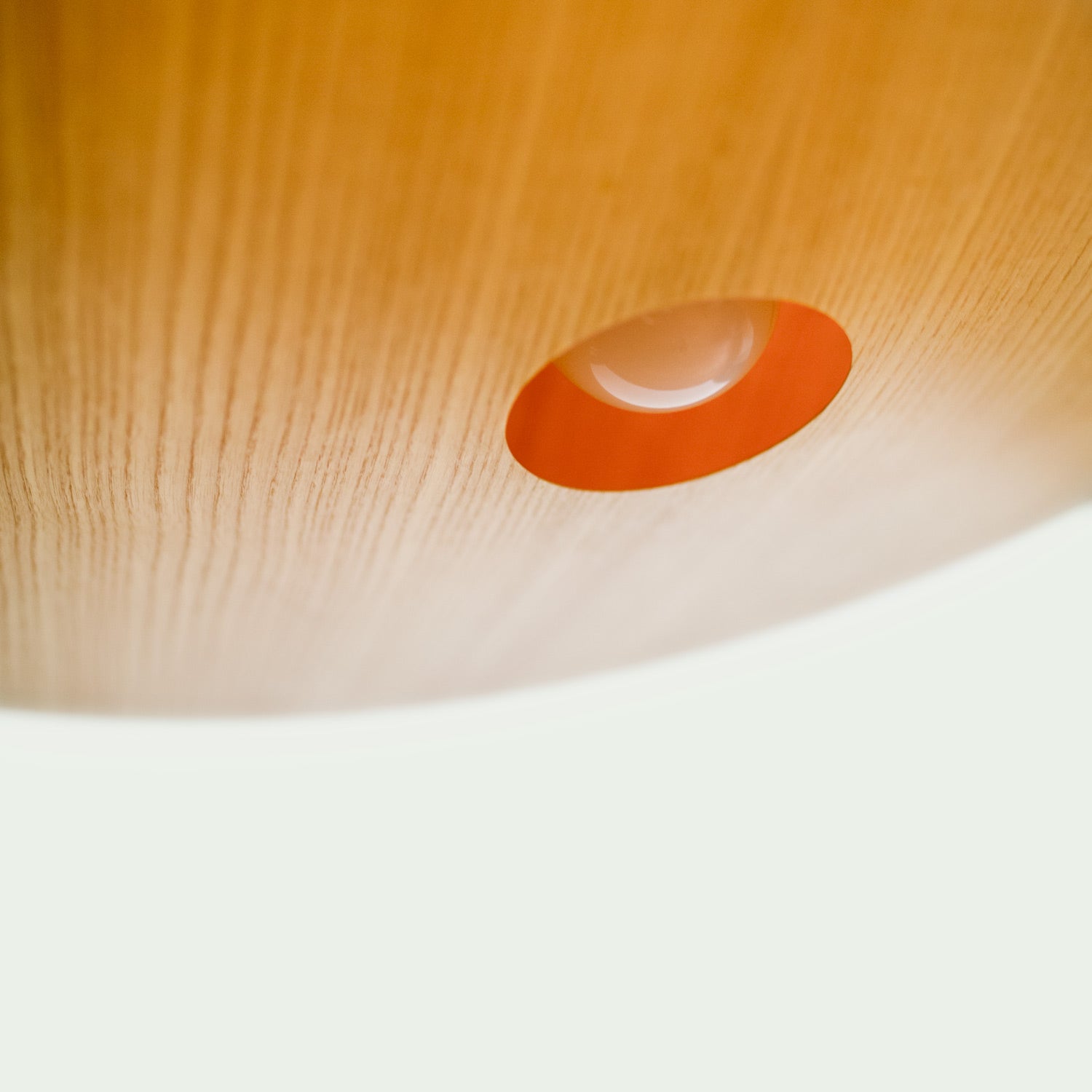 Detailaufnahme der Hängeleuchte "Seitenkern" von Torsten Franke, von unten gesehen. Starke unschärfe und fokus auf die Öffnung für das Leuchtmittel