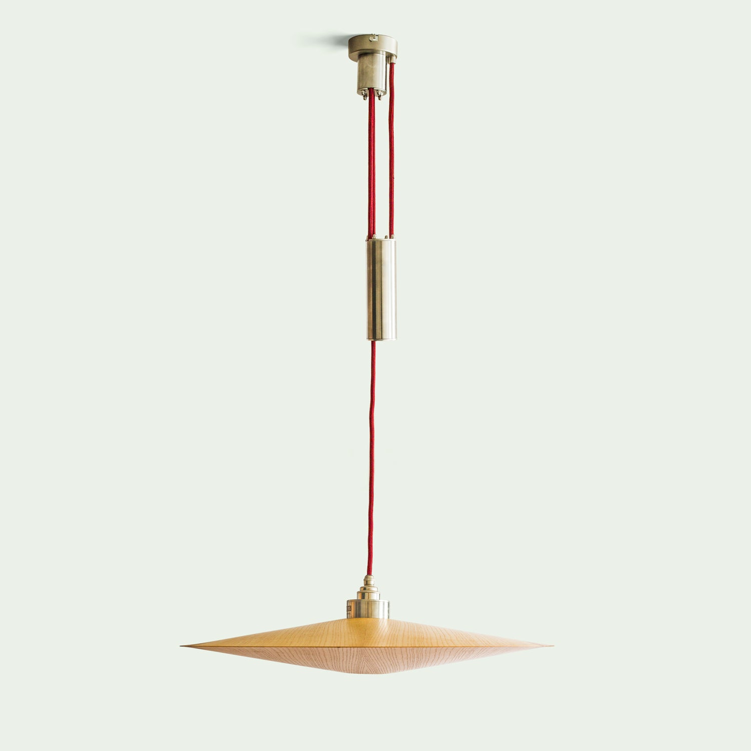 Frontale Ansicht der Hängeleuchte "Seitenkern" von Torsten Franke mit eigens entwickelter Aufhängung