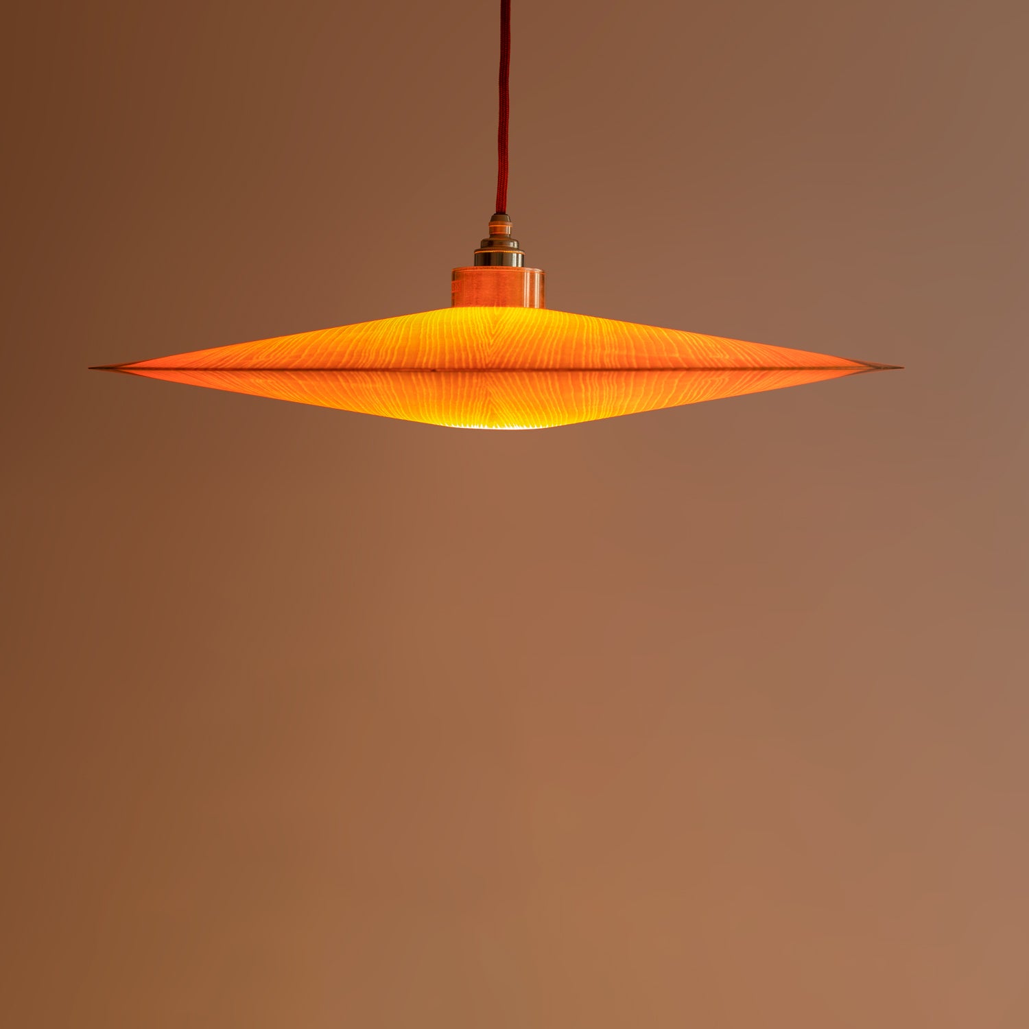 Frontale Aufnahme der angeschalteten Hängeleuchte "Seitenkern" von Torsten Franke.