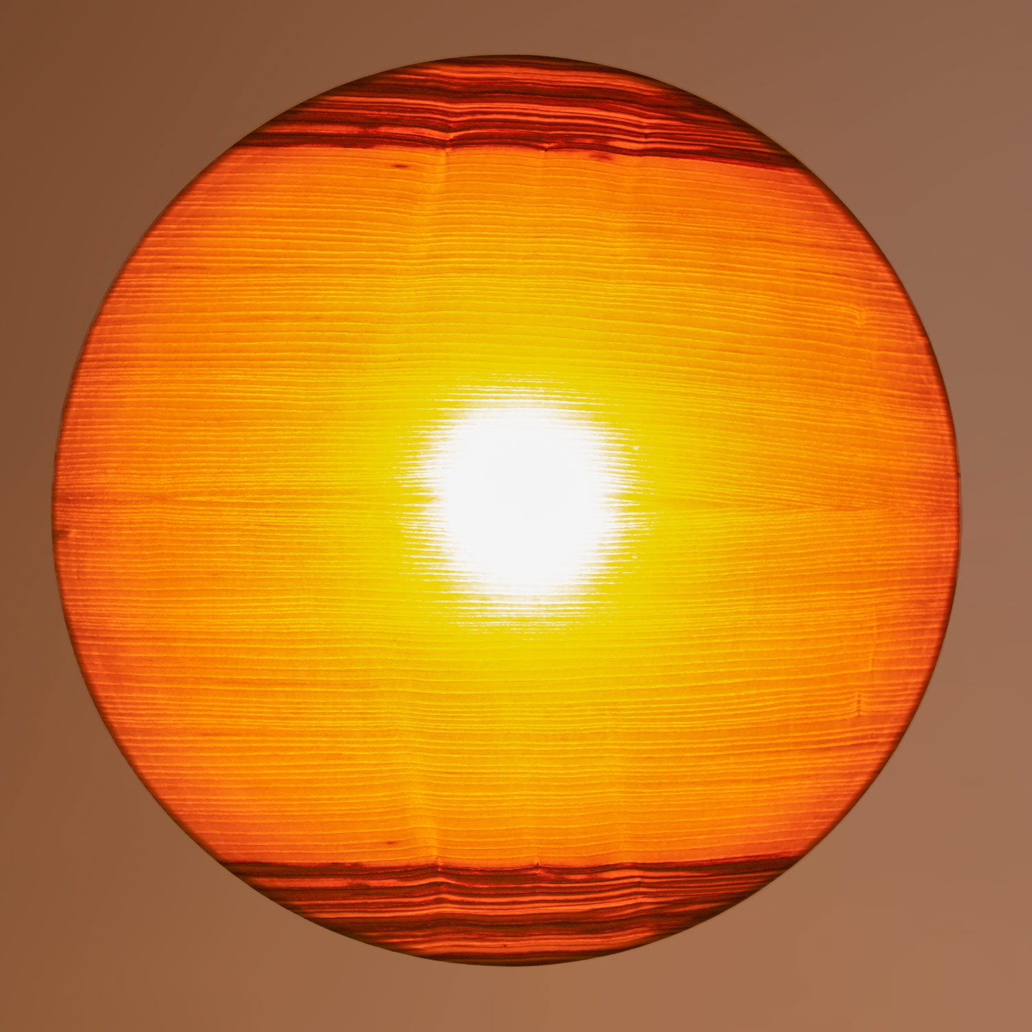 Orthogonale Untersicht auf die Hängeleuchte "Seitenkern" von Torsten Franke, angeschaltet.