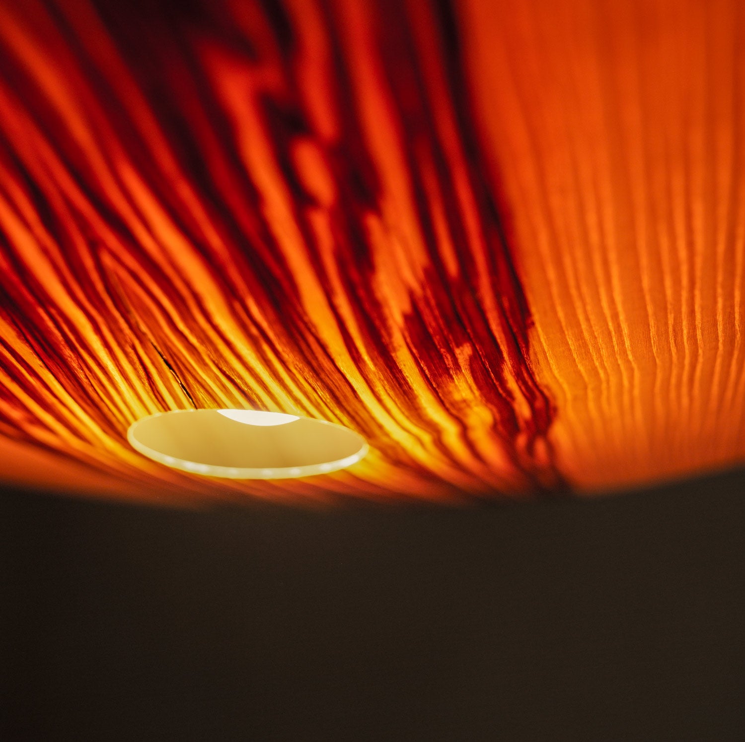 diagonale Detailaufnahme der eingeschalteten Hängeleuchte "Mittelkern" von Torsten Franke