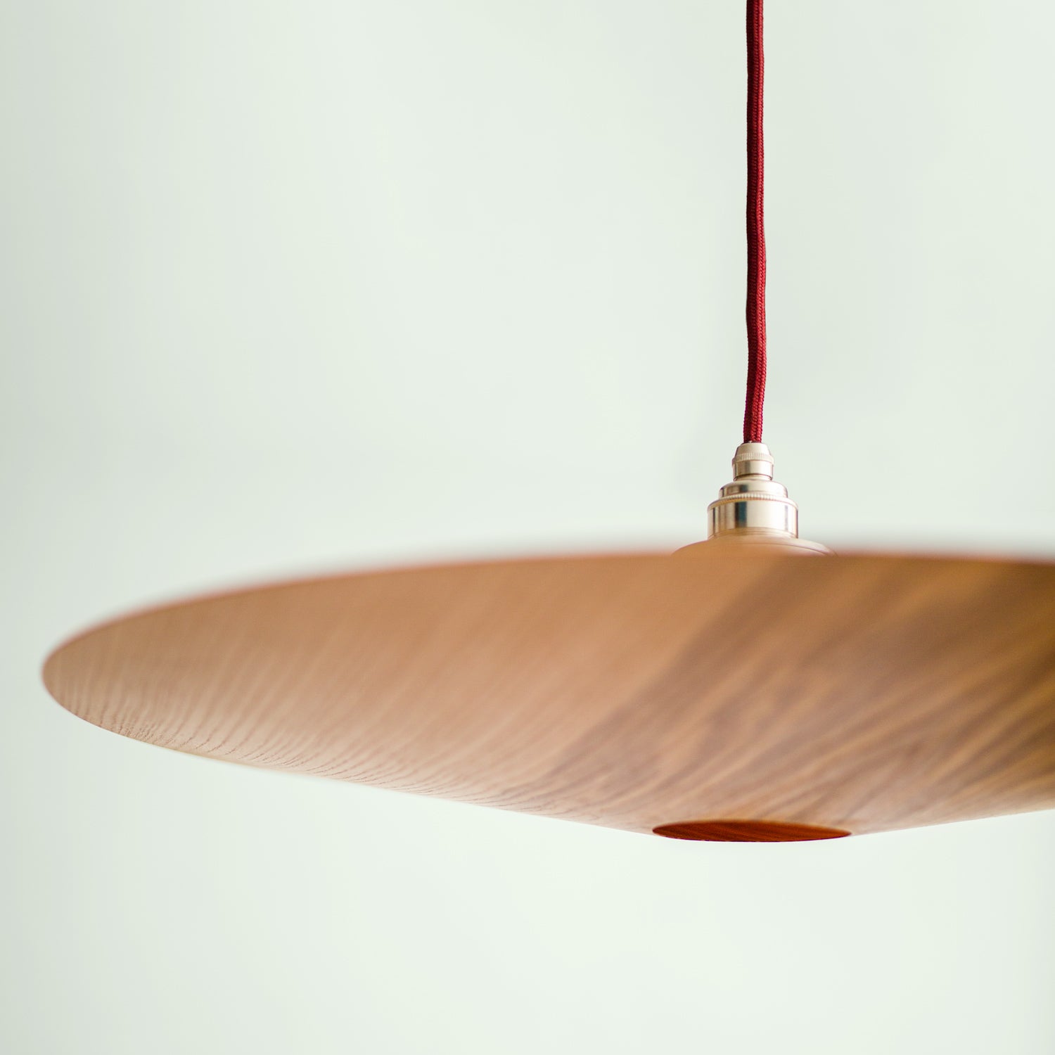 Detailaufnahme der Hängeleuchte "mittelkern" von Torsten Franke, von unten gesehen. Starke unschärfe und fokus auf die Aufhängung der Leuchte