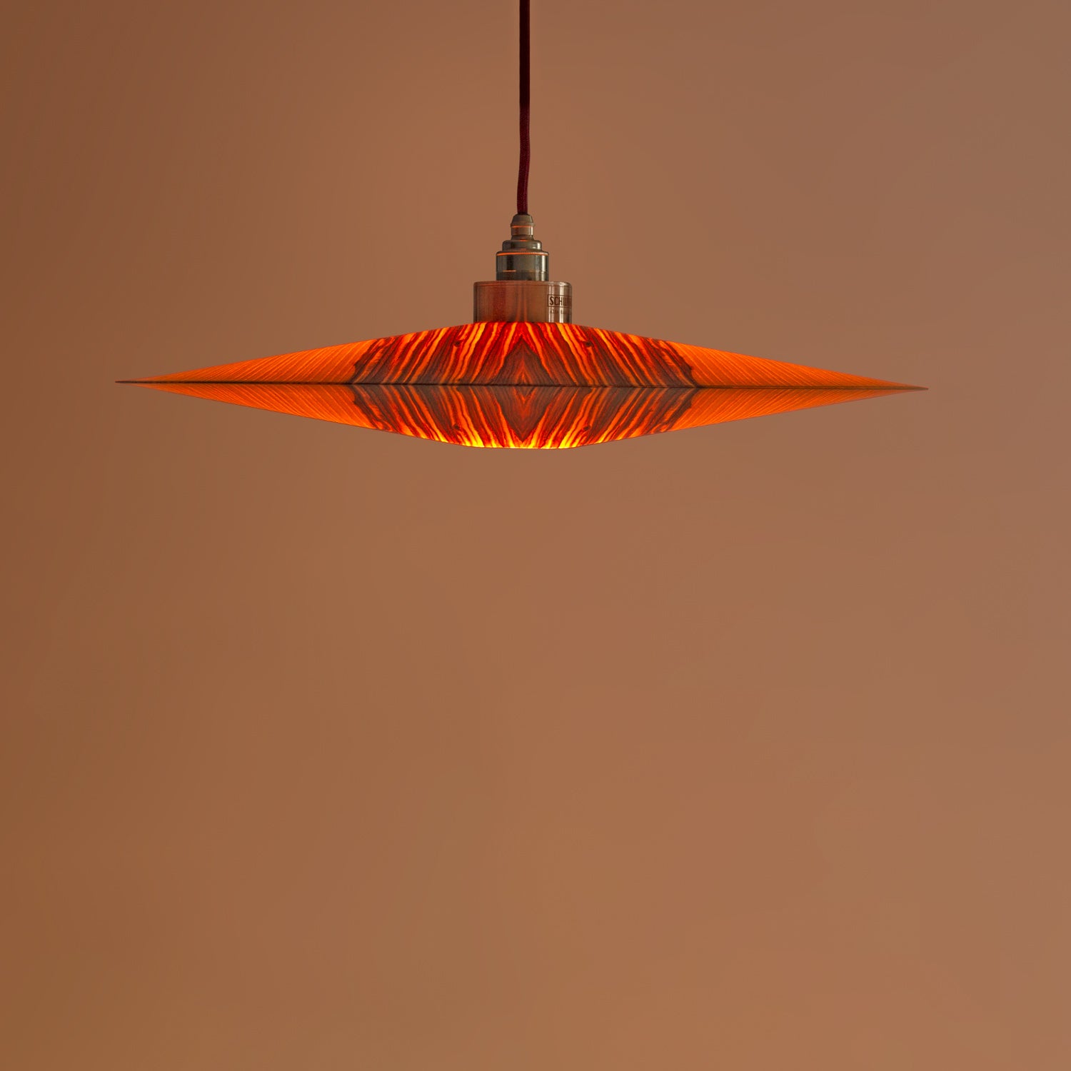 Frontale Aufnahme der angeschalteten Hängeleuchte "Mittelkern" von Torsten Franke.