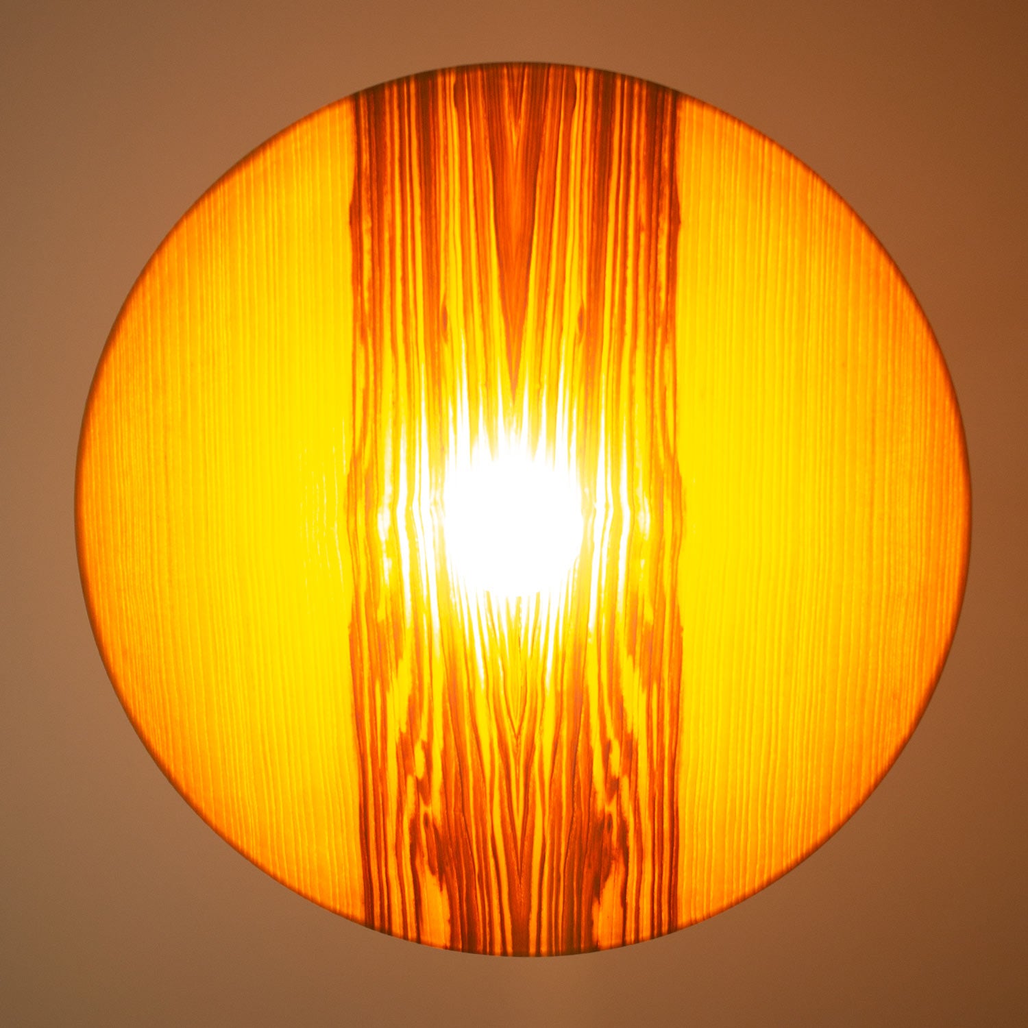 Orthogonale Untersicht auf die Hängeleuchte "Mittelkern" von Torsten Franke, angeschaltet.