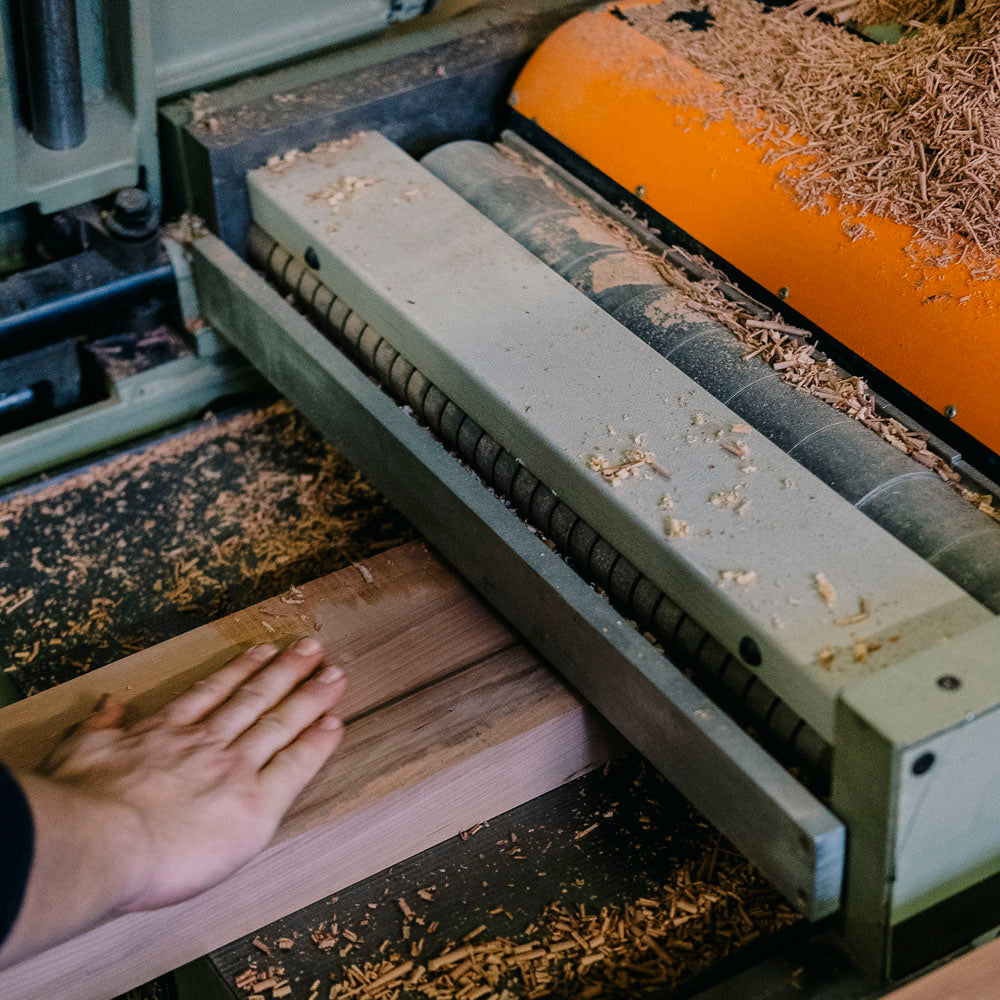 Massivholz in einer Schleifmaschine bedient von einem Tischler