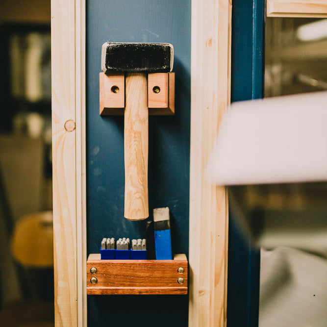 Tischler Werkzeug an einer Wand