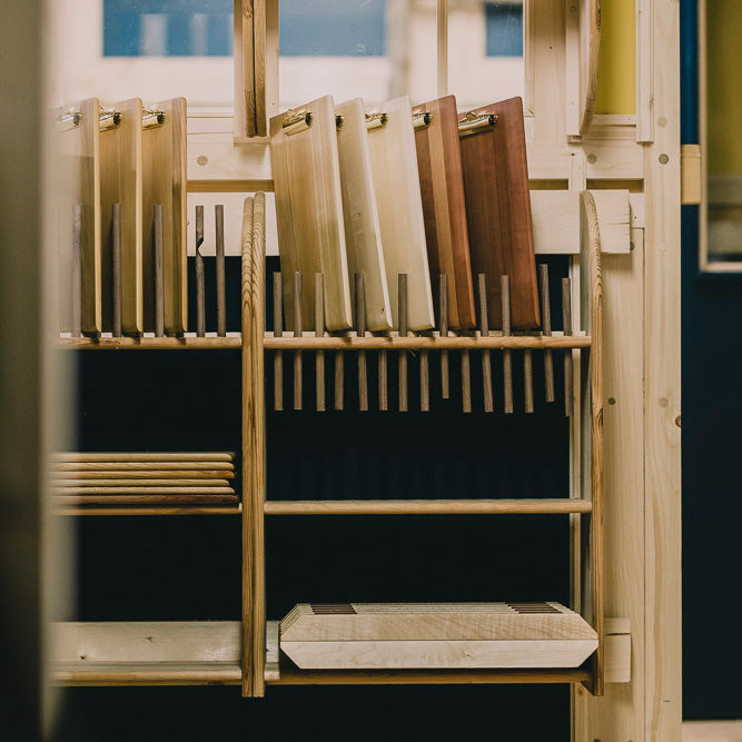 Holzbretter zu Klemmbretter verarbeitet in einem eigenen Holzmöbelstück