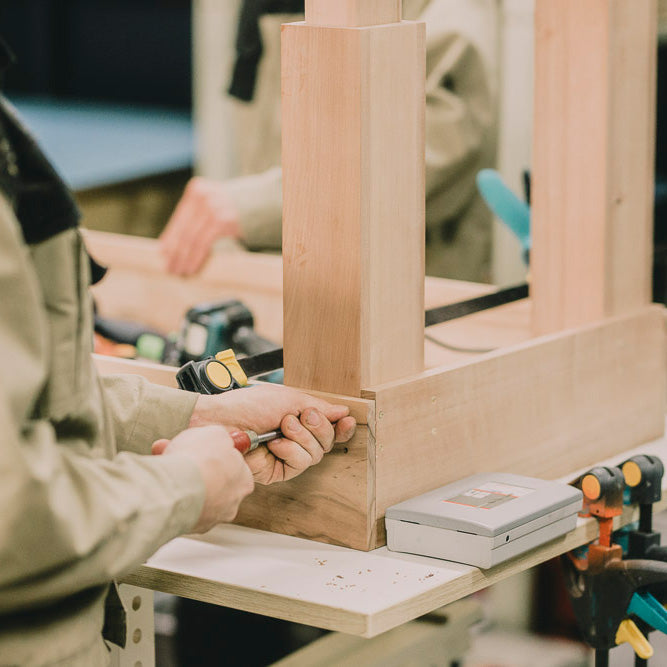 Holzmöbel in der Fertigung von einem Schreiner in einer Tischlerei