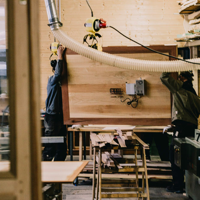 Tischler und Schreiner bei der Arbeit in einer Tischlerei in Leipzig