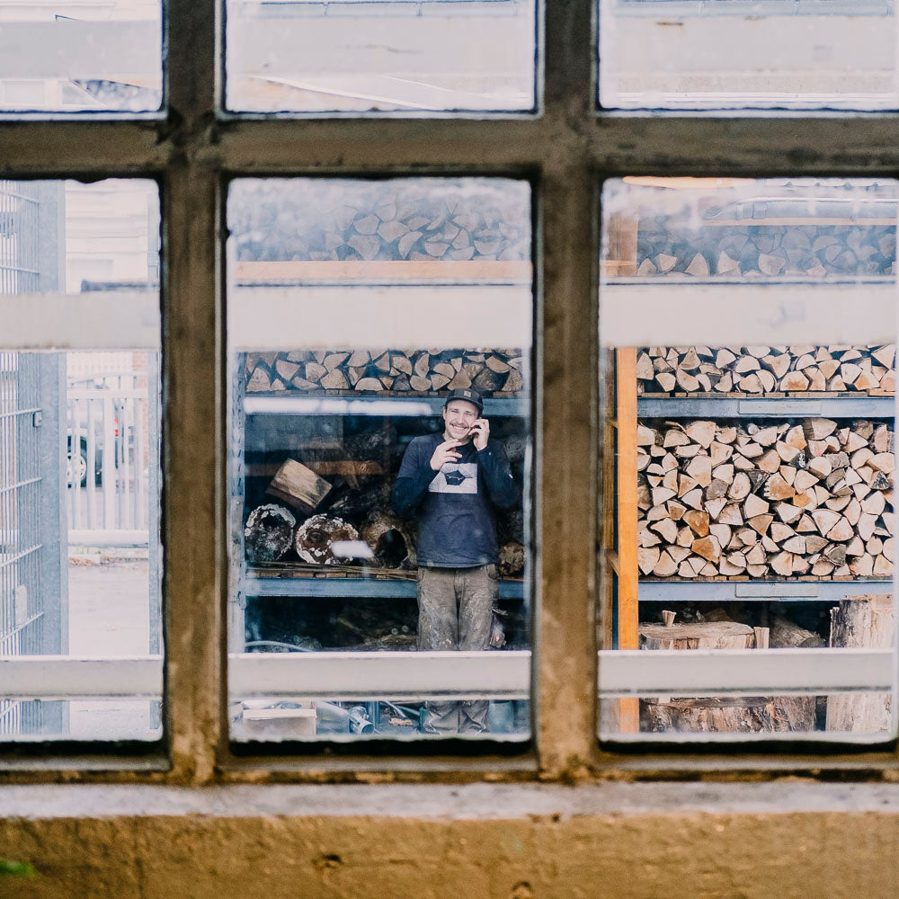 Ein Schreiner in der Beratung für den individuellen Möbelbau