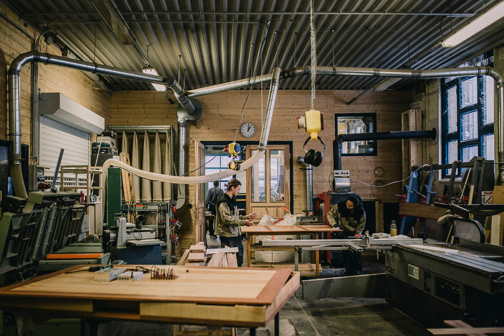 Massivholz-Spieletisch in der Entstehung – Werkstattaufnahme aus der Leipziger Möbeltischlerei bei laufender Fertigung