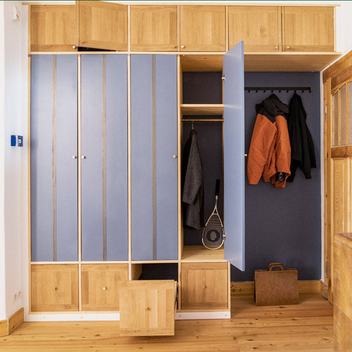 Fertig montierter Einbauschrank aus Schreinerhand – individuelles Stauraumsystem aus Leipziger Möbeltischlerei