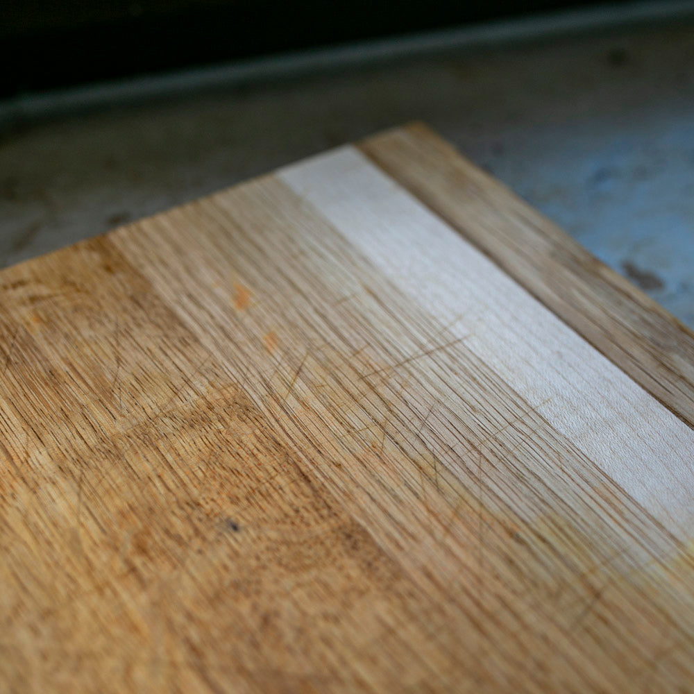 Ein abgenutztes Holzbrett welches Holzpflege benötigt