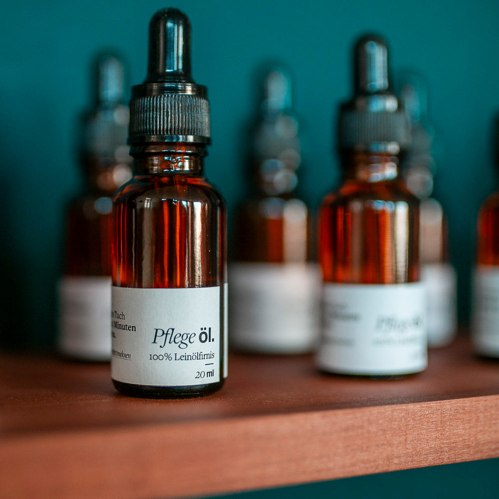 Leinölfirnis für das Ölen von Holz zur richtigen Holzpflege