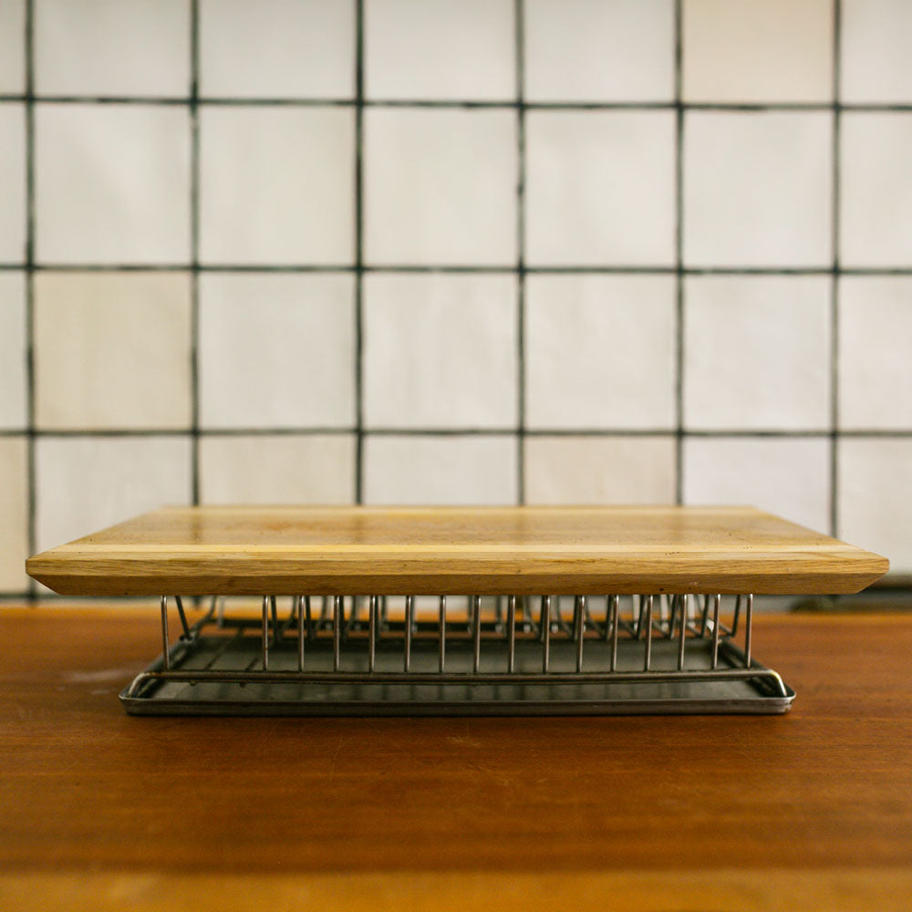 Ein nasses Holzbrett auf einer Unterlage zum richtigen Trocknen