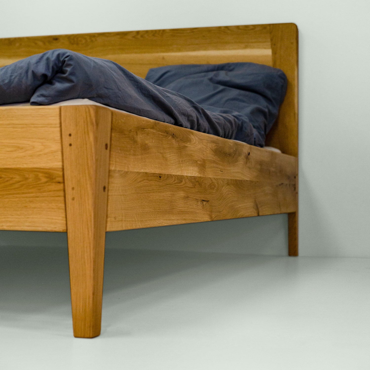 Flache, diagonale Ansicht des Bettes Norderney von mimikry.