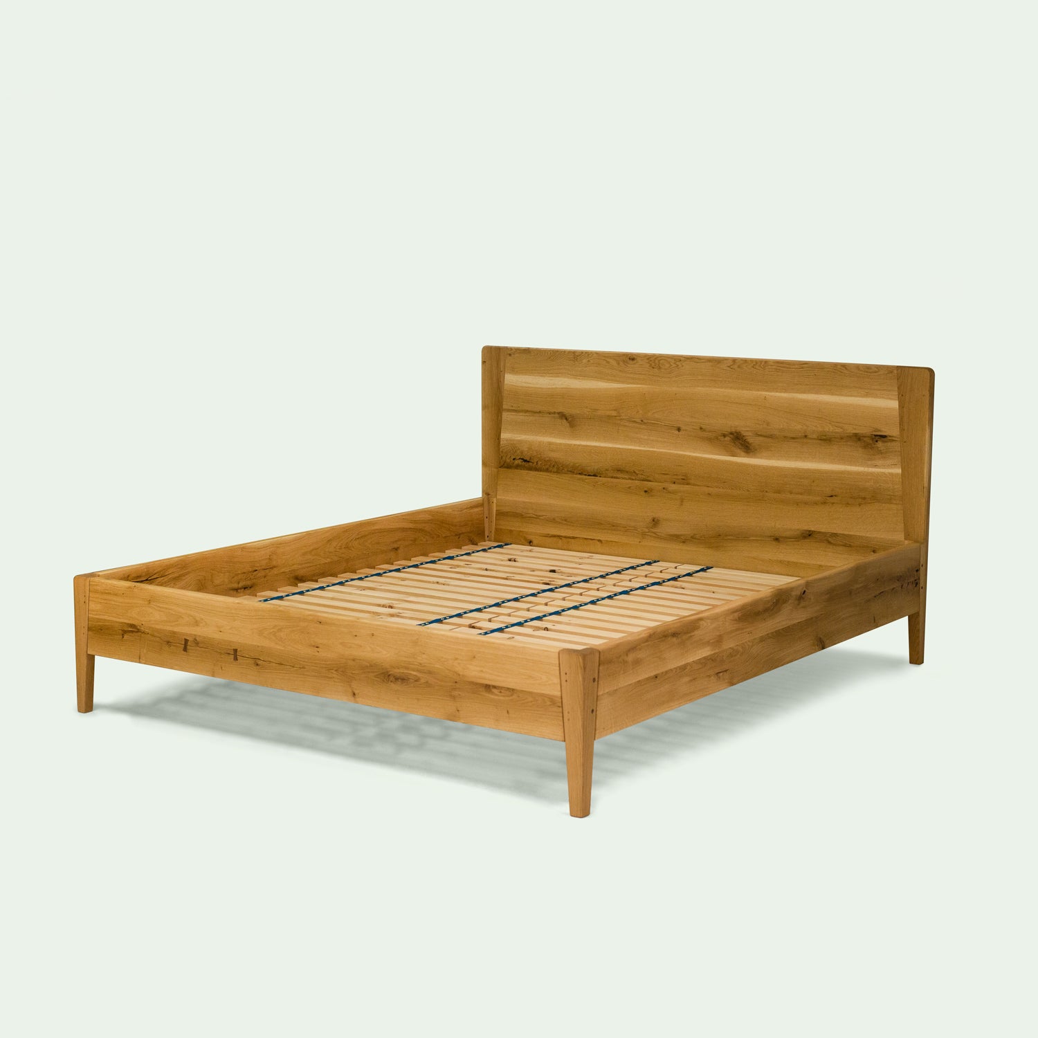 Diagonale Ansicht des Holzbett Norderney von der Marke mimikry aus Leipzig. Ohne Lattenrost