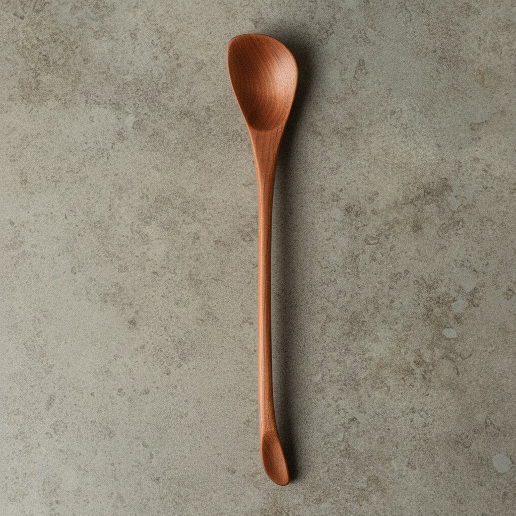 handgefertigten asymmetrischen langen Koch und Esslöffel aus Elsbeeren Holz mit elegant geschwungenem Design und glatter Oberfläche, nachhaltig produziert, perfekt zum füttern von Babys, draufsicht