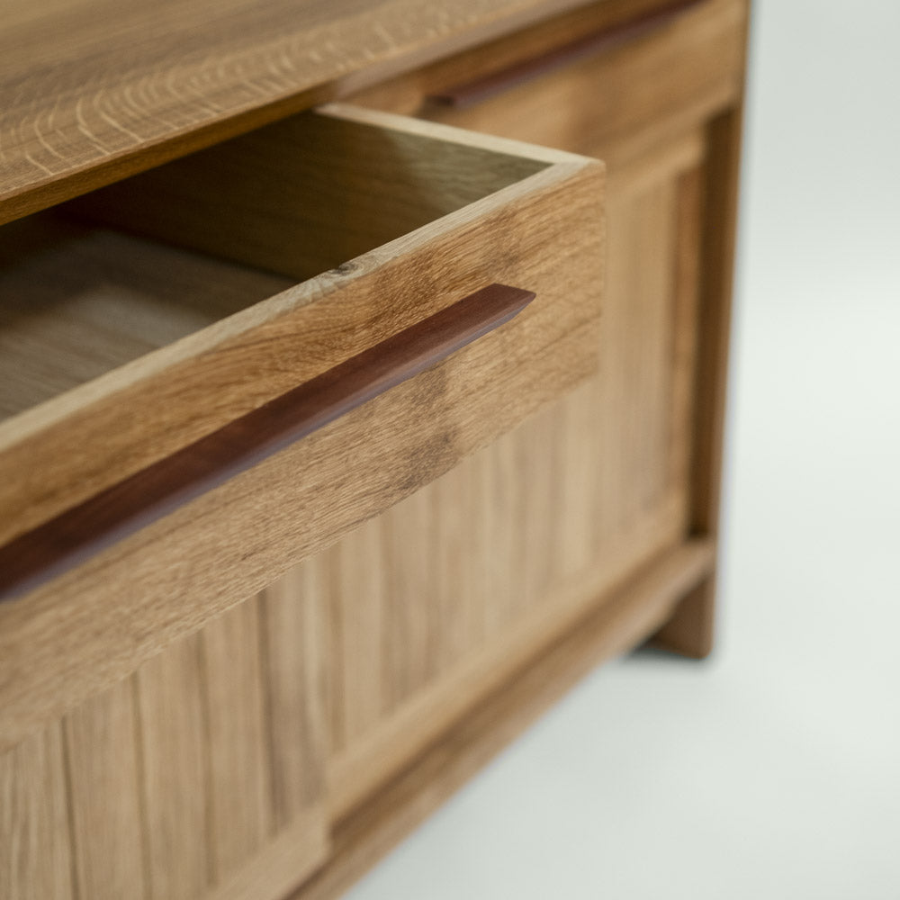 Detail der Schubladenfronten bei Sideboard Simon – Optik mit weichen Griffen aus Holz