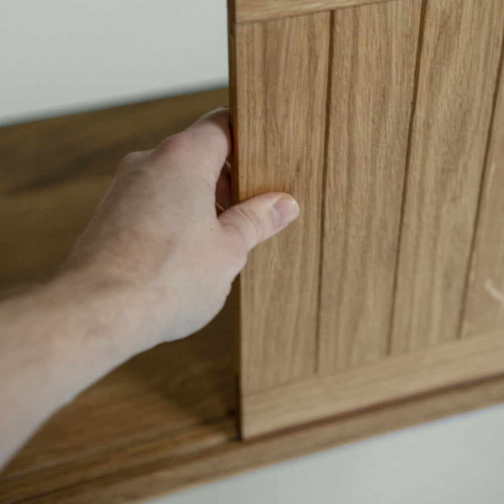 Handgefertigte Schiebetür an der Kommode Simon – leichtgängiger Lauf und formschlüssiges Design in hochwertiger Tischlerarbeit