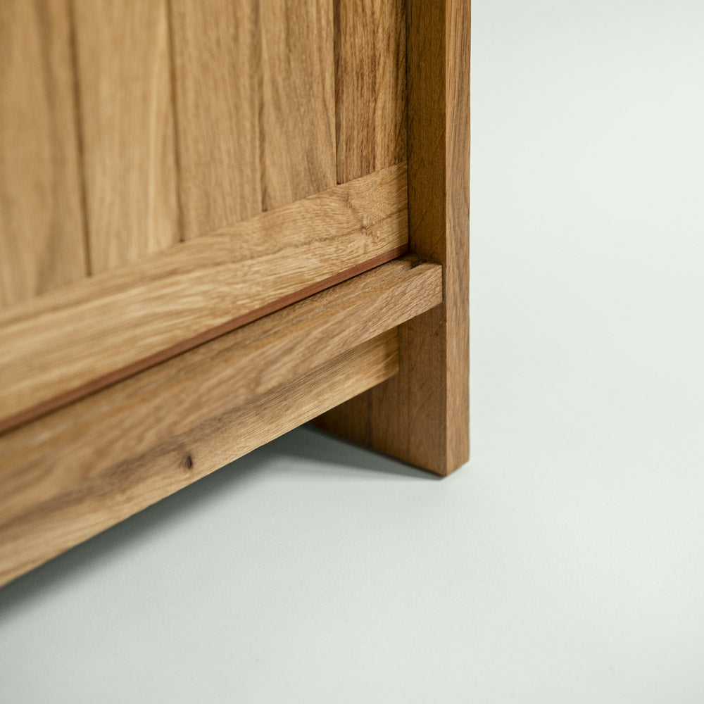 Fein gearbeitete Leiste aus Elsbeerholz – lebendige Maserung und dezente Form als gestalterisches Detail