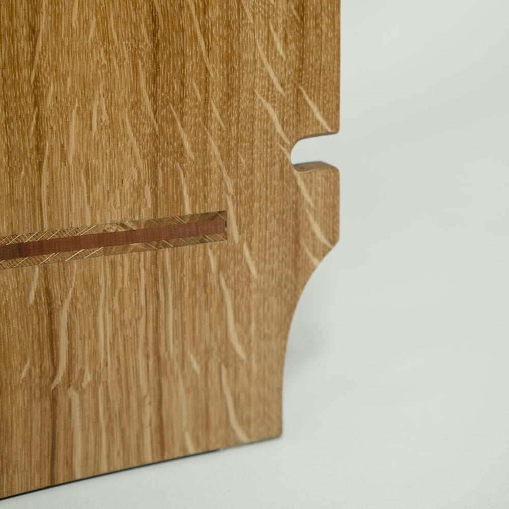 Fußleistenausschnitt am Möbelrücken – passgenaue Ausarbeitung für wandbündige Aufstellung ohne Spalt