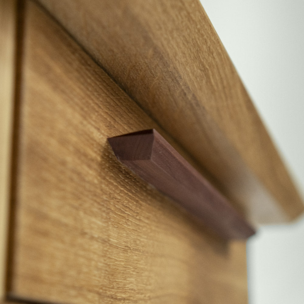 Detailansicht von Schubladengriffen aus Elsbeere – handgefertigte Griffleisten mit feiner Maserung und warmer Haptik