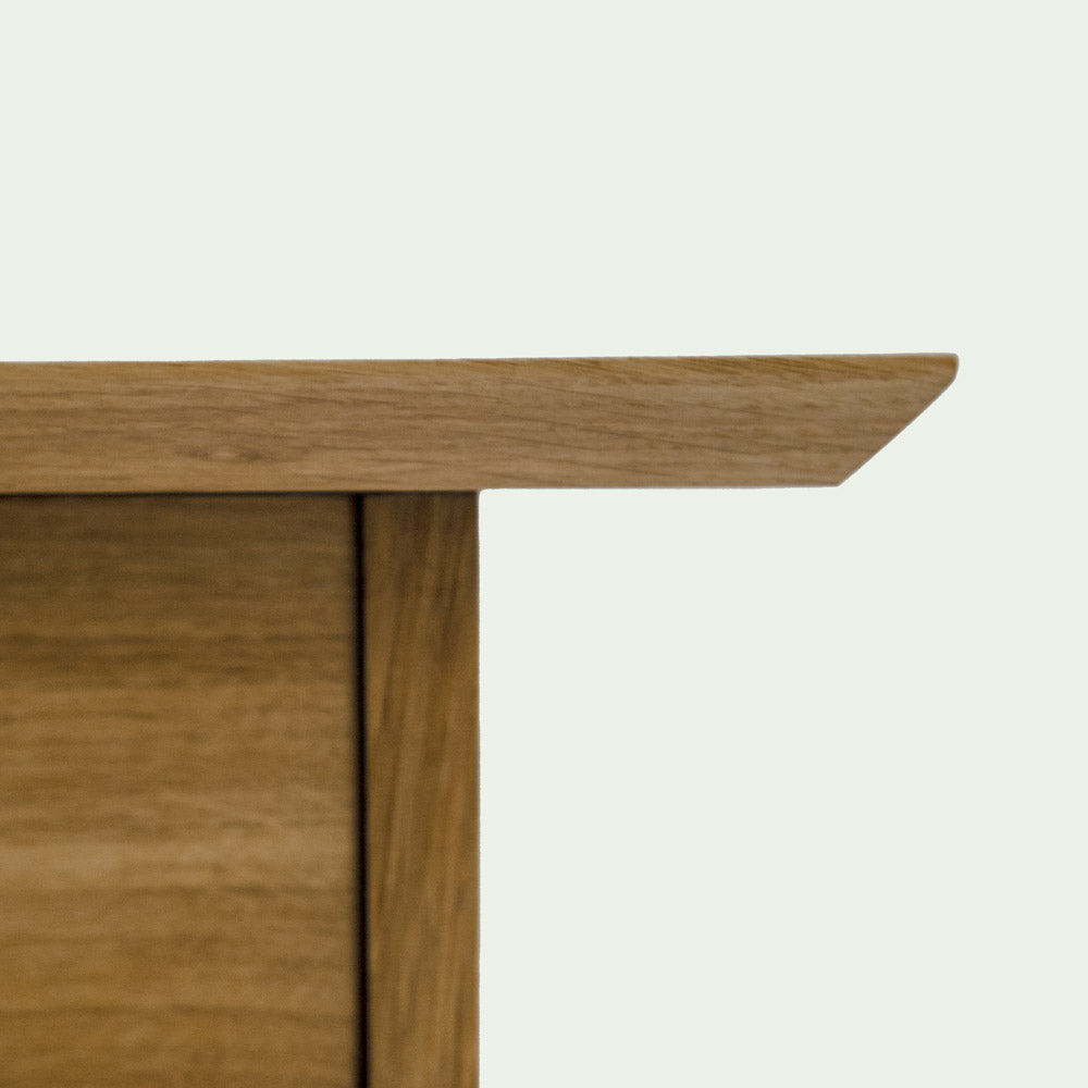 Detailaufnahme der Deckplatte – massives Holz mit fein geschliffener Oberfläche und leicht abgerundeter Kante