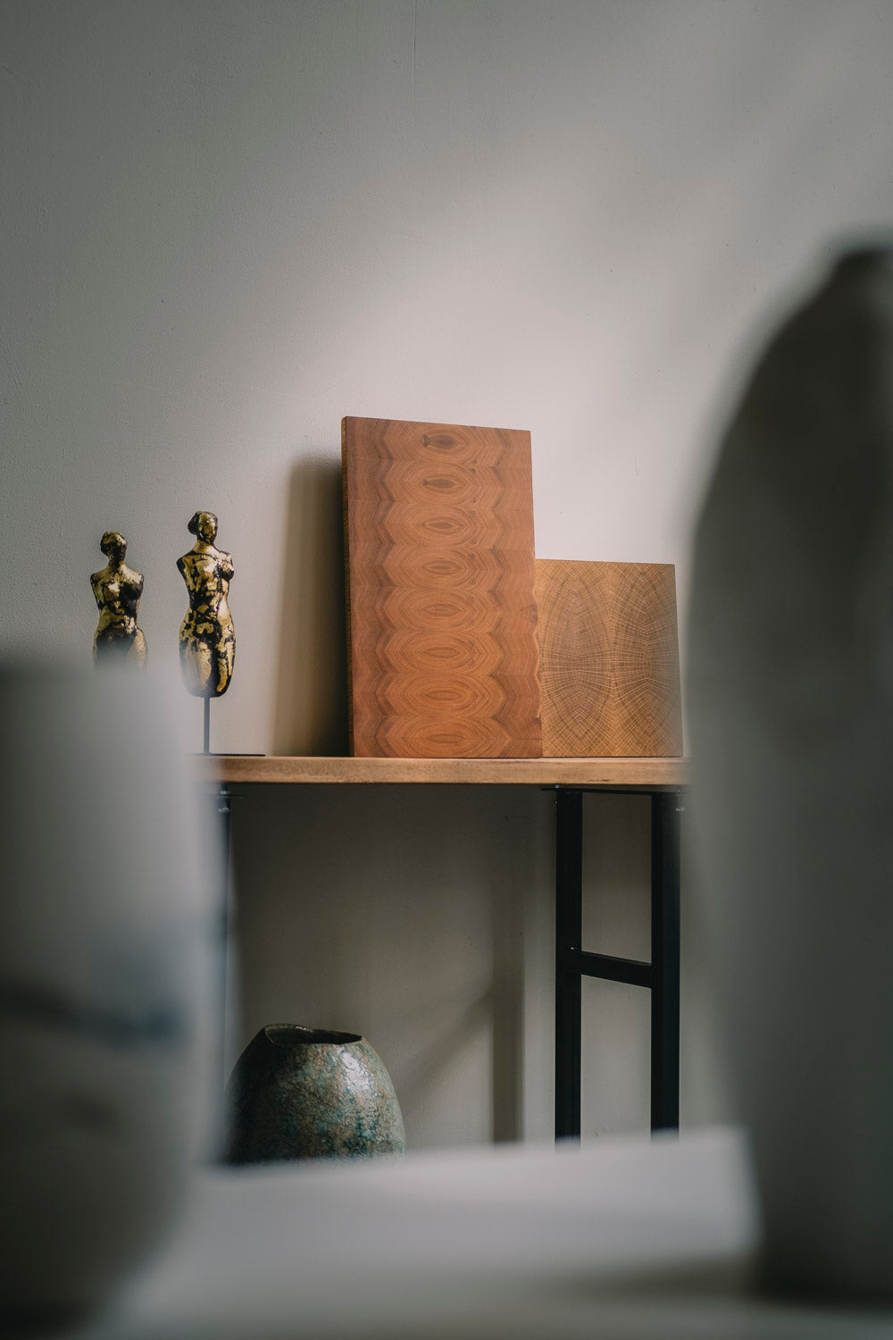 Dramatisches Bild eines Hirnholz Schneidebrettes aus Kirsche, dass an einer Wand, in der Schwarz Weiß Galerie in der Baumwollspinnerei in Leipzig, lehnt