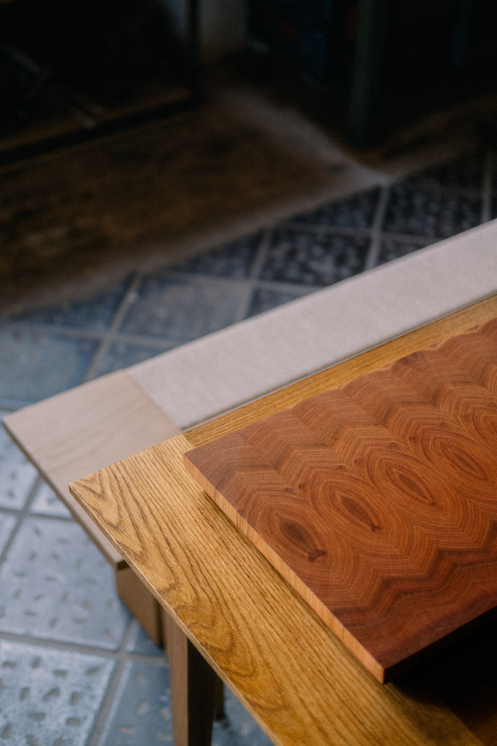 atmosphärisches Bild eines Hirnholz Schneidebrett aus Kirsche, dass auf einem Tisch in der Schwarz Weiß Galerie liegt